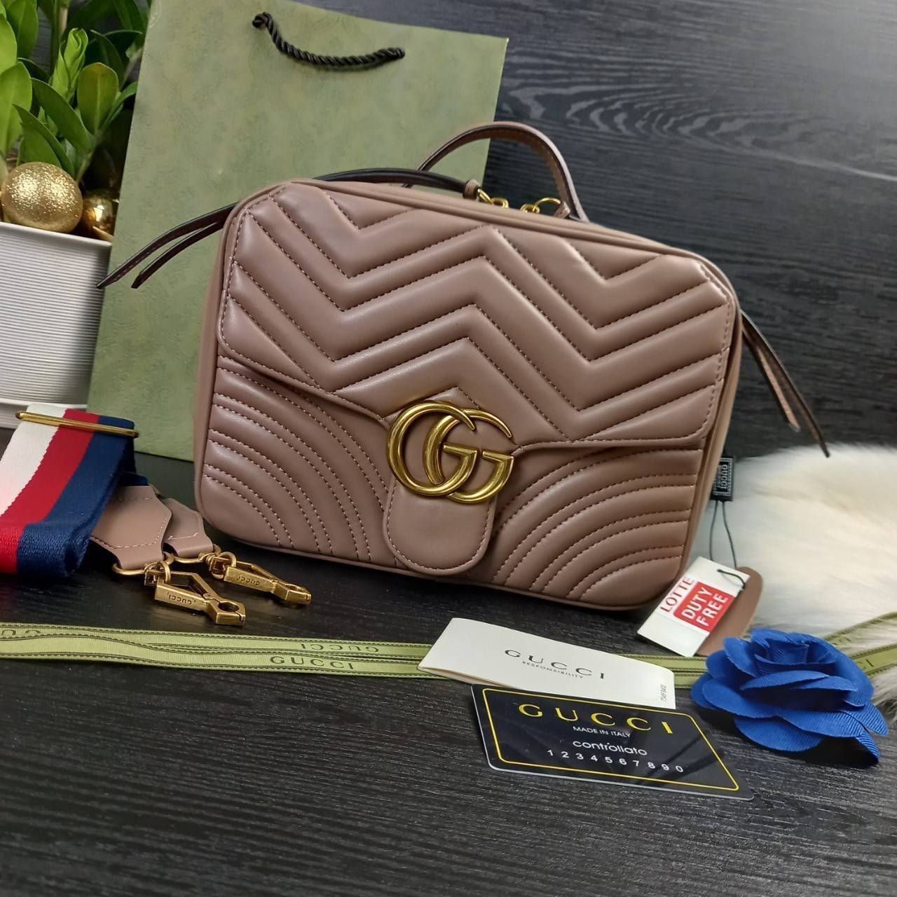 VIP GUCCI GG MARMONT TOP HANDLE SHOULDER BAG / BOLSA GG MATELASSE กระเป๋าถือ กระเป๋าสะพาย คอลเลคชั่นสุดหรู มาพร้อมสายสปอร์ตสะพายยาว สามารถปรับระดับได้ ถอดได้ เป็นอีกรุ่นที่โดดเด่นมากๆ การใช้งานคล้องตัวสุดๆ โดดเด่นด้วยโลโก้ GG ขนาดใหญ่เป็นเอกลักษณ์