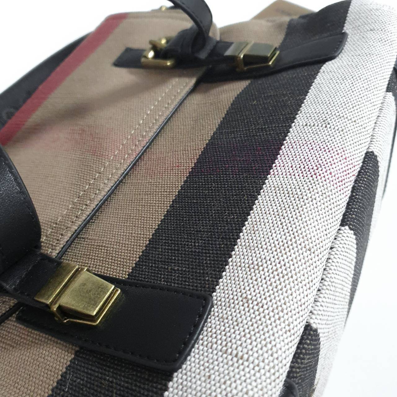 พร้อมเป็นของขวัญ มอบให้คุณผู้ชายแล้วค่ะ สำหรับ BURBERRY MASSENGER VINTAGE BAG VIP GIFT WITH PURCHASE (GWP) พรีเมี่ยมกิ๊ฟ Limited Edition จากBURBERRY วัสดุผ้าแคนวาสโทนสีสุภาพ คลาสสิค ด้ายหลังมีช่องกระดุมใหญ่ ตัวกระเป๋าเปิดปิดด้วยตัวล็อค ภายในมีช่องแยก2ช่อง