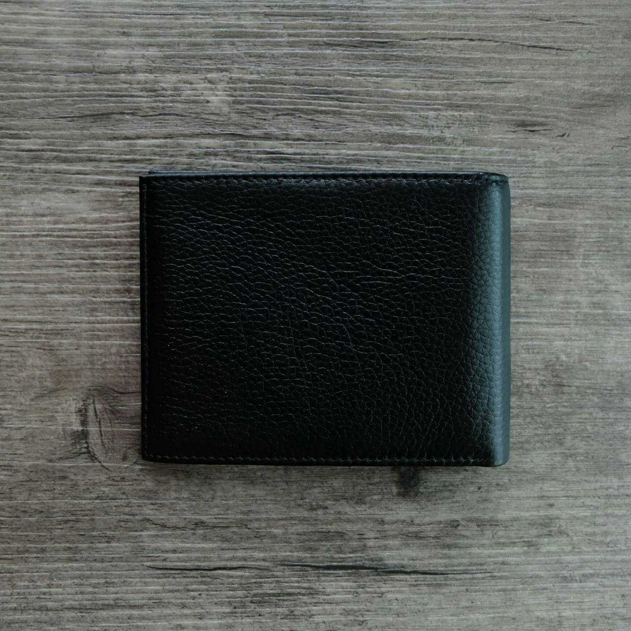 Calvin Klein Leather Belt & Wallet Set เซตสุดคุ้ม จะะมอบเป็นของขวัญหรือใช้เองก็แนะนำเลยค่าา อุปกรณ์ : มาพร้อมถุงกระดาษแบรนด์ + กล่องแบรนด์ + ที่เจาะรูเข็มขัด + ห่วงเข็มขัด