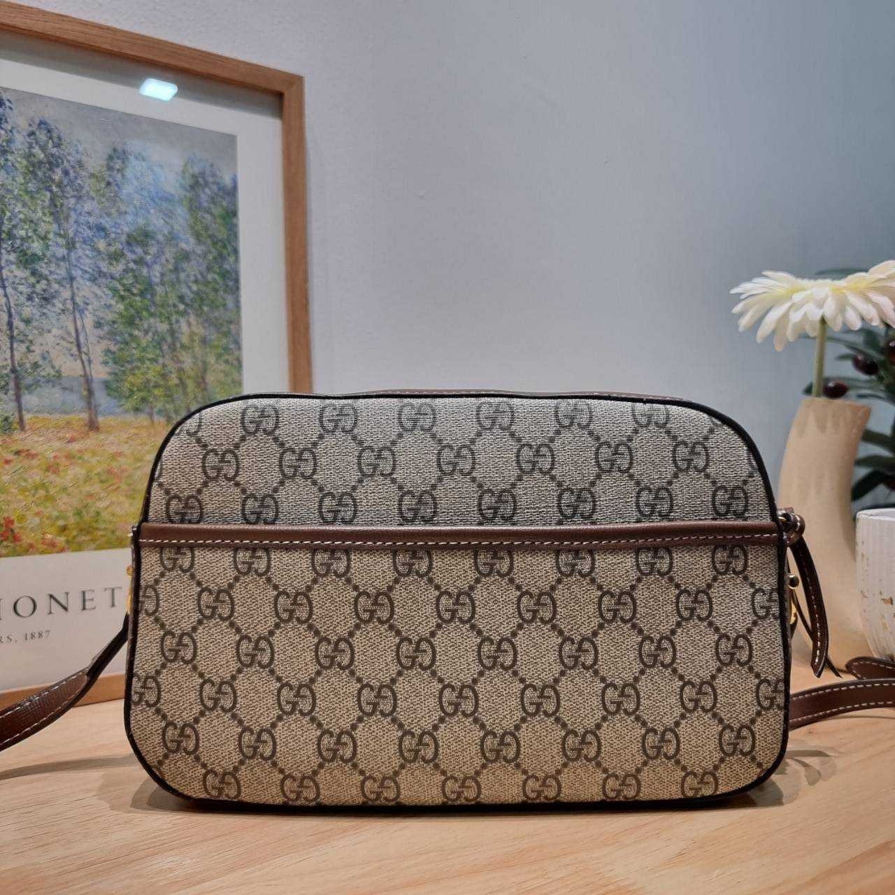 GG HORSEBIT 1955 SMALL SHOULDER BAG ที่สุดของความคลาสสิค กับกระเป๋าสะพายทรง camera ที่ใช้งานง่ายและคล่องตัว โดดเด่นด้วยอะไหล่โลโก้วินเทจเอกลักษณ์