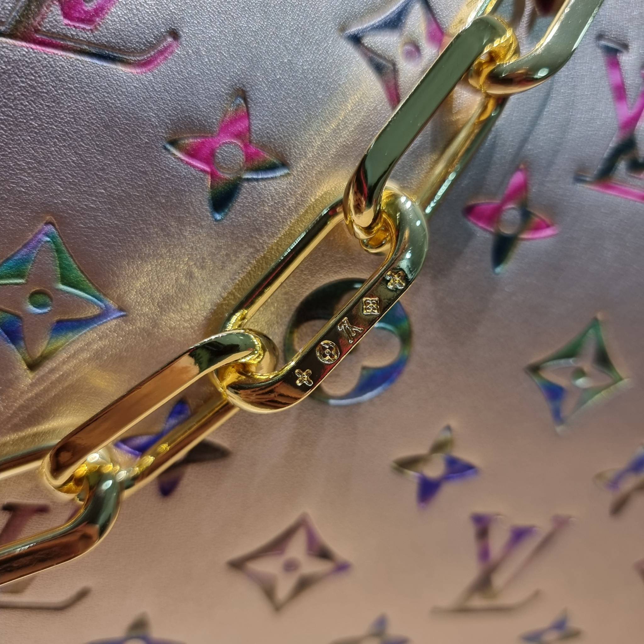 LV Coussin Bag / LV HANDLE POUCH MONOGRAM LIMITED EDITION กระเป๋าสะพายกึ่งคลัชท์ สุดล้ำ ดีไซน์ใหม่ สีลิมิเต็ดมาแรงมาก ด้วยความสวยปังตั้งแต่แรกเห็น วัสดุหนังแกะปั๊มลายสวย มาพร้อมสาย 2 เส้น เชิดๆสับๆ