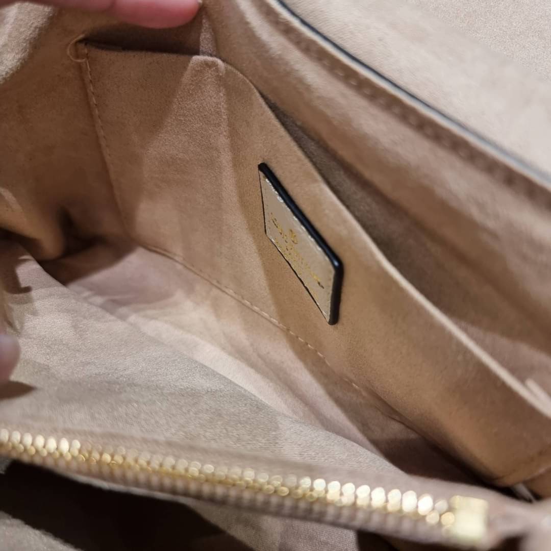 VIP 🥂 LV MADELEINE BAG ใหม่ล่าสุด อีกหนึ่งรุ่นคลาสสิคหายาก ที่สาวๆรอคอย กระเป๋าถือ/สะพายข้าง ดีไซน์เรียบง่าย แต่เต็มไปด้วยดีเทลความหรู วัสดุหนังวัวปั๊มลายเอกลักษณ์ เปิด‐ปิดด้วยอะไหล่กดล็อคสีทองหรู และมีพวงหนังห้อยพิเศษแถมมาให้ด้วย ภายในแบ่งสัดส่วน