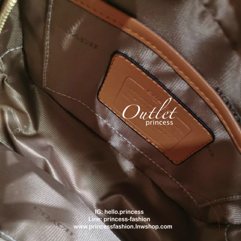 DISNEY X COACH Crossbody Bag 2019 New collection & Limited collection กระเป๋าสะพายขนาดกำลังน่ารัก วางอยู่ทรง วัสดุหนัง ลายตัวการ์ตูน Disney 3 charactors เปิดปิดด้วยซิป ภายในโล่ง ใส่ wallet ยาว มือถือได้ทุกรุ่นมีช่องเล็ก และช่องซิป พร้อมสายสะพายยาว ถอด ปรั