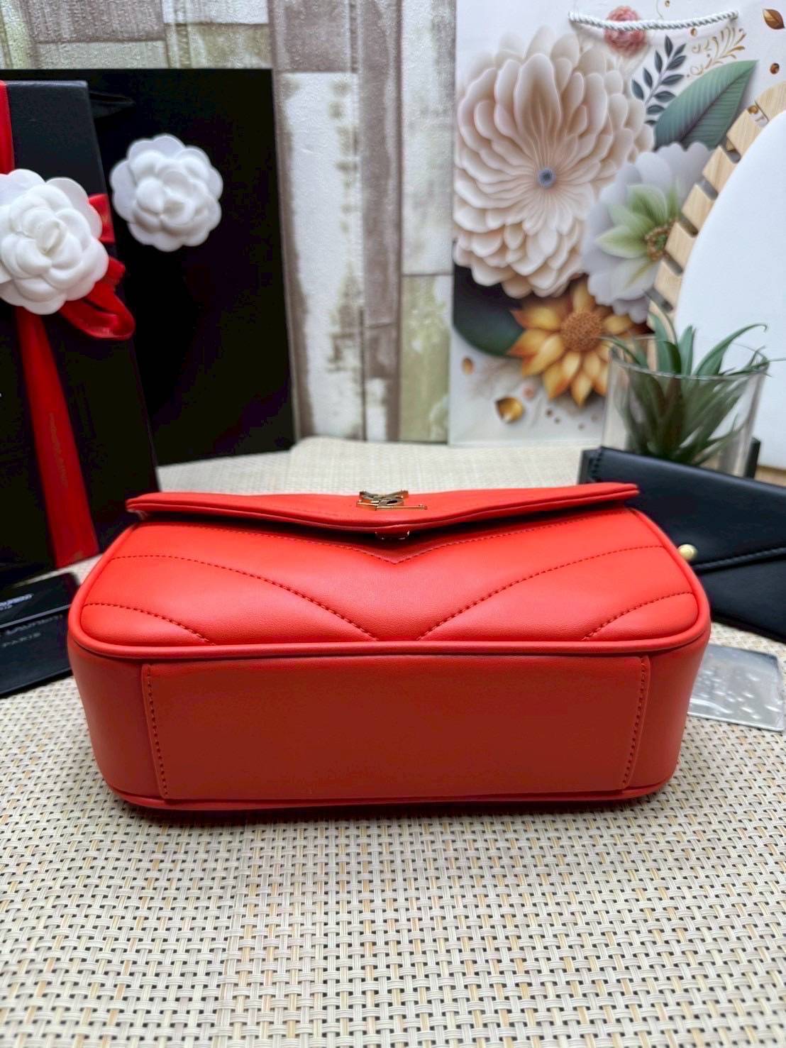 ORI หนังแท้ | YSL LOULOU small in MATELASSÉ กระเป๋าสะพายสายโซ่าีทองหรูหรา งานหนังแท้เนื้อนุ่มตะเข็บเย็บลายเชฟรอนสวยหรูโดดเด่นเป็นเอกลักษณ์ 🤍 เกรดออริจินอล หนังแท้