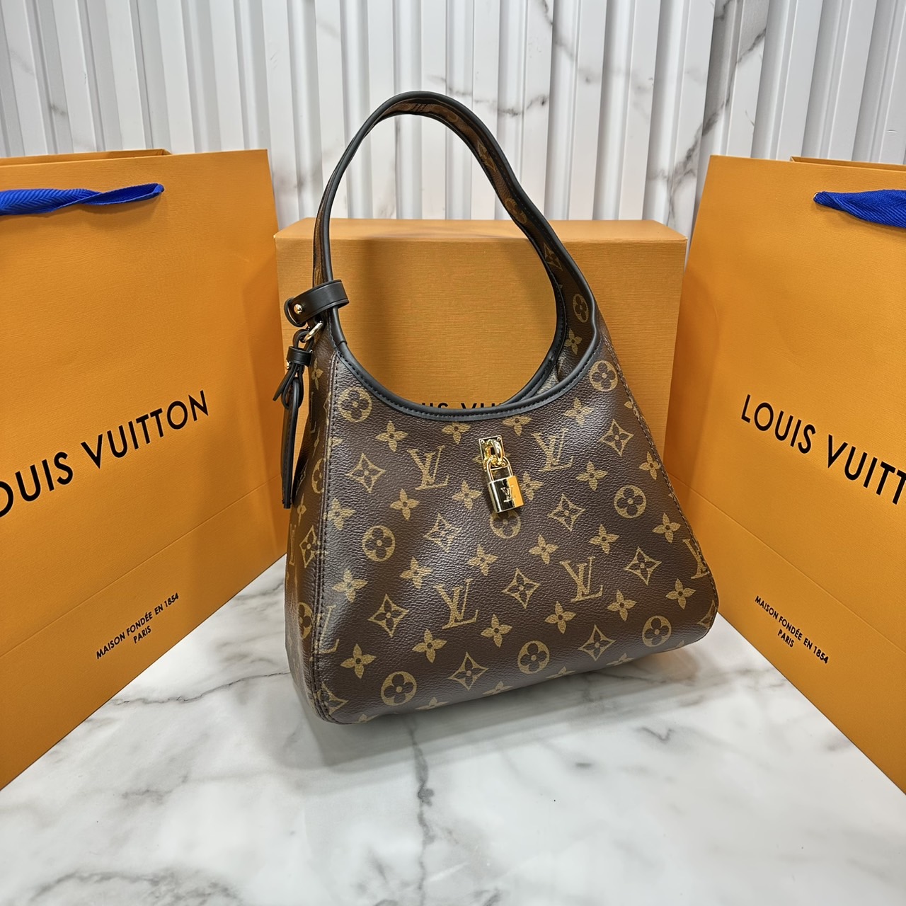 ORI หนังแท้ | LV The Drop PM Bag กระเป๋าสะพายทรงโฮโบ หูจับในตัว โมโนแคนวาสดีไซน์ใหม่ ที่กำลังได้รับความนิยม รูปทรงใช้งานง่าย คล่องตัว สะพายไหล่ได้หรูหราตามแบบฉบับแบรนด์