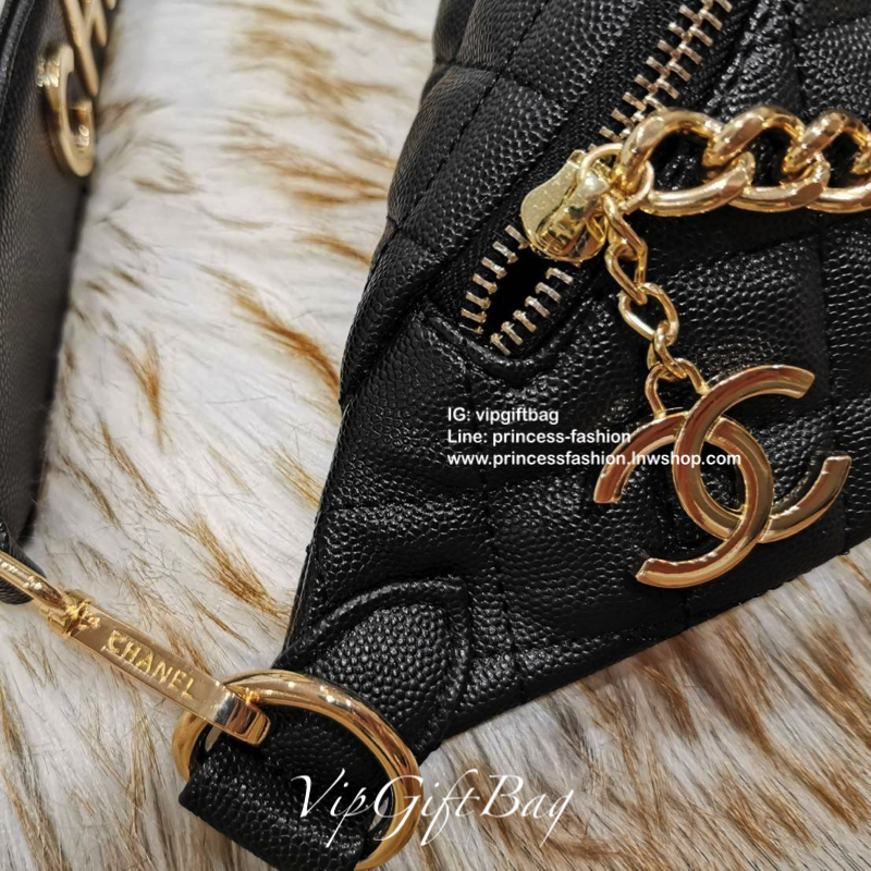 Chanel Waist Bag With Chain VIP Gift With Purchase (GWP) รุ่น Limited พรีเมี่ยม Chanel Perfume Counter กระเป๋าสะพาย คาดเอว หรือคาดอกรุ่นใหม่ล่าสุดวัสดุหนังคาเวียร์ลายตารางเปิดปิดด้วยซิปห้องอะไหล่แบรนด์ สะดวกใช้ ภายในมีโลโก้ ใส่มือถือ iphone ของจุกจิกได้ ร