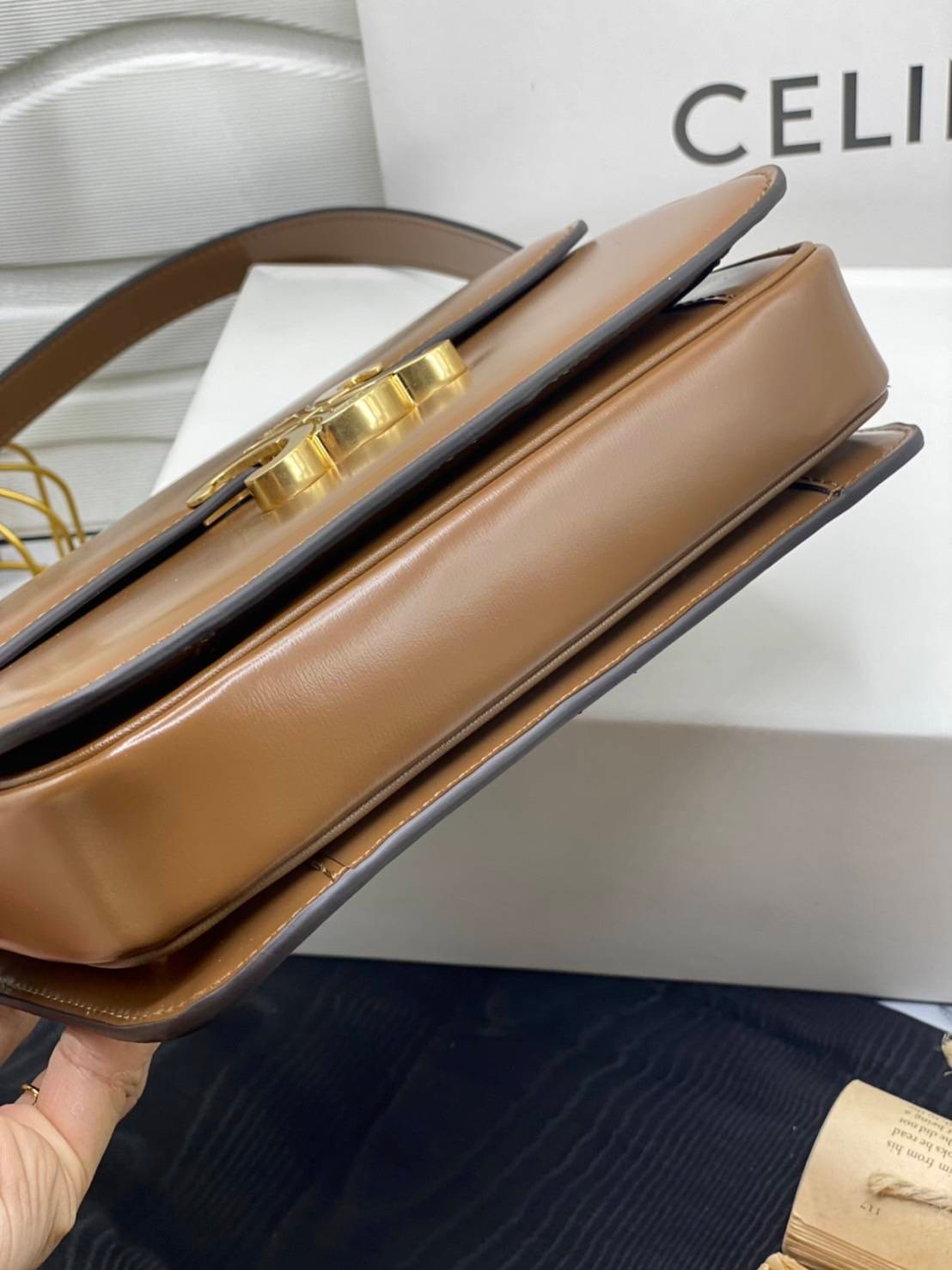 หนังแท้ CELINE TRIOMPHE CROSSBODY BAG ดีไซน์ยอดนิยมสไตล์สาว LISA ทรงสี่เหลี่ยมหนังสวยหรูอยู่ทรงเปิดปิดด้วยฝาปิดโลโก้แบรนด์อะไหล่ทอง ภายในมีช่องหลัก ช่องย่อย และช่องซิป สามารถใส่มือถือของใช้จุกจิกได้เยอะ มาพร้อมสายสะพายหนังยาวปรับระดับได้ จะสะพายไหล่ CROSS