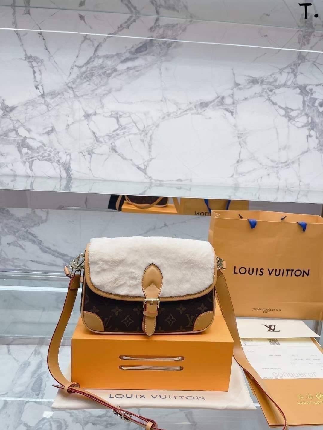 LV DIANE FLEECE BAG ใหม่กับรุ่นที่ทำมาจำนวนจำกัด ดีไซน์ต้อนรับอากาศเย็นๆช่วงส่งท้ายปี กับกระเป๋าสะพายทรงสวย ดีไซน์คลาสสิคซ่อนความหรู ด้วยการตกแต่งขนฟูนุ่ม วัสดุหนังแคนวาสตัดสลับหนังแท้