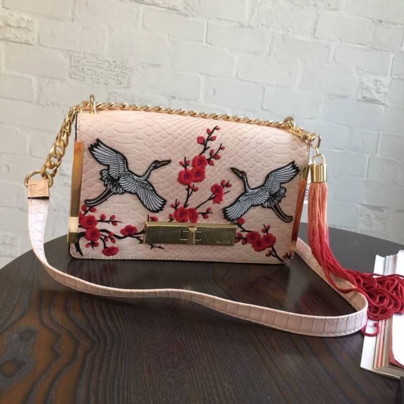 ALDO Bergantino Cross Body Handbag กระเป๋าถือหรือสะพายรุ่นใหม่ล่าสุดจาก ALDO แบรนด์ดังแคนนาดาดีไซน์สุดชิคน่ารักมุ้งมิ้งปักเลื่อมลายนกกระเรียนสวยสดใส พร้อมห้อยฟู่ฟรุ้งฟริ้ง เปิดปิดด้วยล๊อคบิดอะไหล่ทอง ภายในมีโลโก้ ช่องซิปและช่องใส่มือถือใส่กระเป๋าสตางค์ยาว