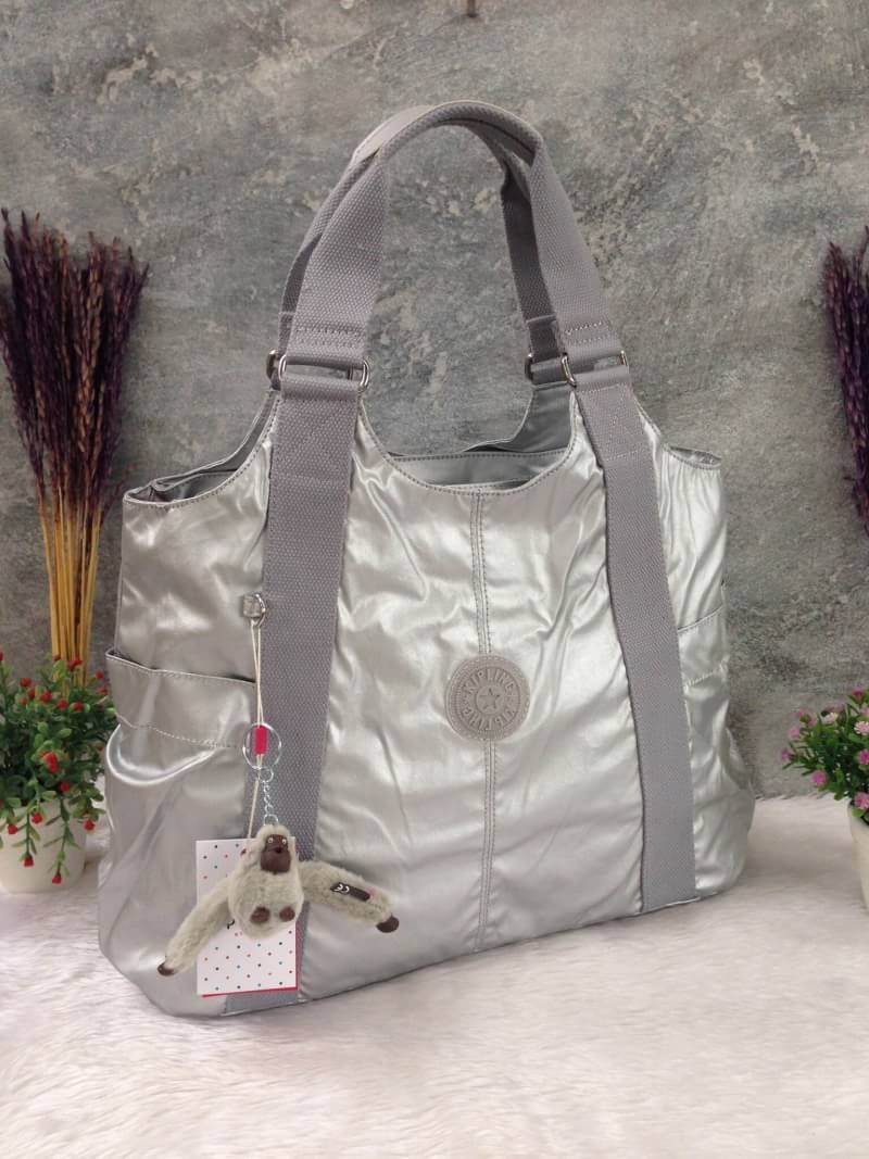 Kipling รุ่น Cicele กระเป๋าสะพายไหล่ใบใหญ่ สวยน่ารัก ตัวกระเป๋าด้านในเป็นช่องโล่งแบบปิดเปิดด้วยซิป มีช่องซิปด้านใน ด้านข้างกระเป๋า มี 2 ช่อง ปิดเปิด ด้วยเทป พร้อมที่ใส่โทรศัพท์ ปากกา และ MP 3 ในส่วนด้านใน และ ด้านข้างกระเป๋า ซ้าย-ขวา เป็นช่องขนาดเล็กสำหรั