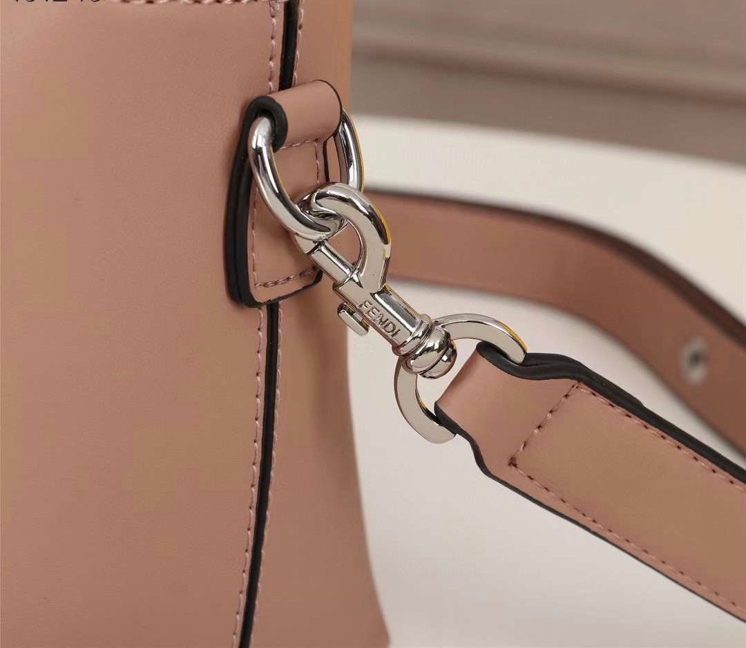 FENDI by the way small เกรดออริจินอล กระเป๋าถือ/สะพายข้างทรงหมอน รุ่นตามหา วัสดุหนังสวย มาพร้อมสายสะพายถอดออกได้ ใช้วันไหนๆกับชุดไหนๆได้หมดเลยทีเดียว อีกหนึ่งรุ่นที่ต้องแนะนำนะคะ