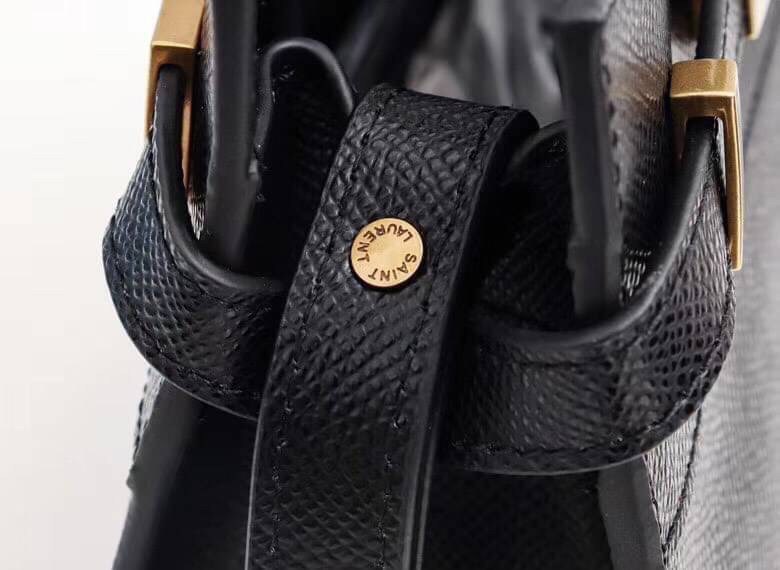 SAINT LAURENT MANHATTAN NANO SHOPPING BAG IN BOX ไม่เคยผิดหวังจริงๆ!! กับรุ่นที่สาวๆรู้กัน ดีไซน์เรียบหรู โดดเด่นด้วยโลโก้ด้านหน้า เพิ่มดีเทลความผู้ดี วัสดุหนังแท้ทนทาน สวยทุกมุม!! แนะนำห้ามพลาดเลยจ้า!!