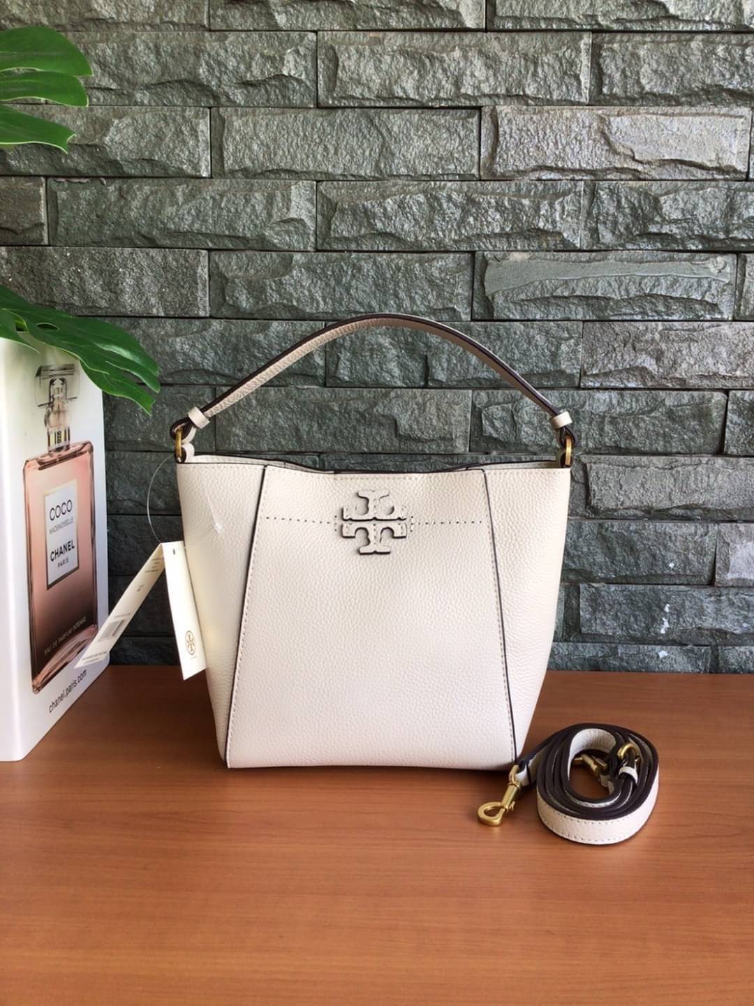 คอลเลคชั่นขายดี มากี่รอบๆ ก็หมดไวทุกรอบ!! TORY BURCH MCGRAW MINI BUCKET BAG กระเป๋าสะพาย และ ถือ คล้องแขน ทรงถัง สะพายได้ 2 ทรง ผลิตจากหนังแท้ หนังลูกวัว หนังนุ่ม หนังหอม น้ำหนักเบามากกก!! หนังลื่น นิ่มสวยมากๆ!! ด้านหน้าประดับโลโก้แบรนด์ ภายในโล่งกว้าง มี