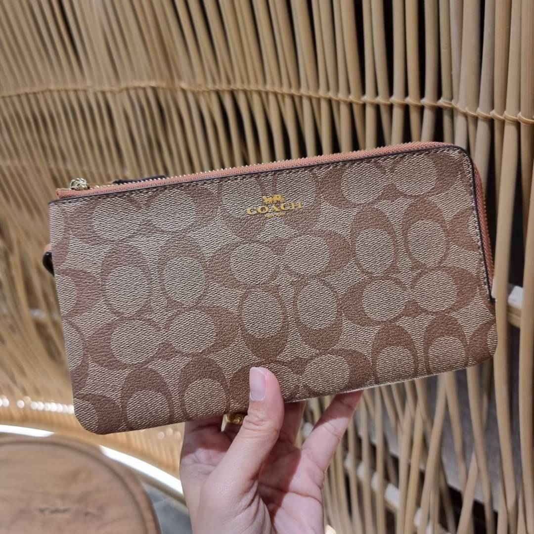 COACH F54057 DOUBLE ZIP WALLET IN SIGNATURE กระเป๋าคล้องมือ size L ใบนี้ใส่มือถือได้ทุกรุ่น ขนาดกำลังดี พกพาสะดวกมากๆ วัสดุหนังสังเคราะห์ ภายในเป็นผ้าสีสวยคม ใส่ธนบัตร ใส่บัตรได้เยอะ ใส่มือถือได้สบายๆทุกรุ่น ตอบโจทย์สาวๆที่ไม่ชอบพกเยอะวุ่นวายจ้า ใบนี้เอาอ