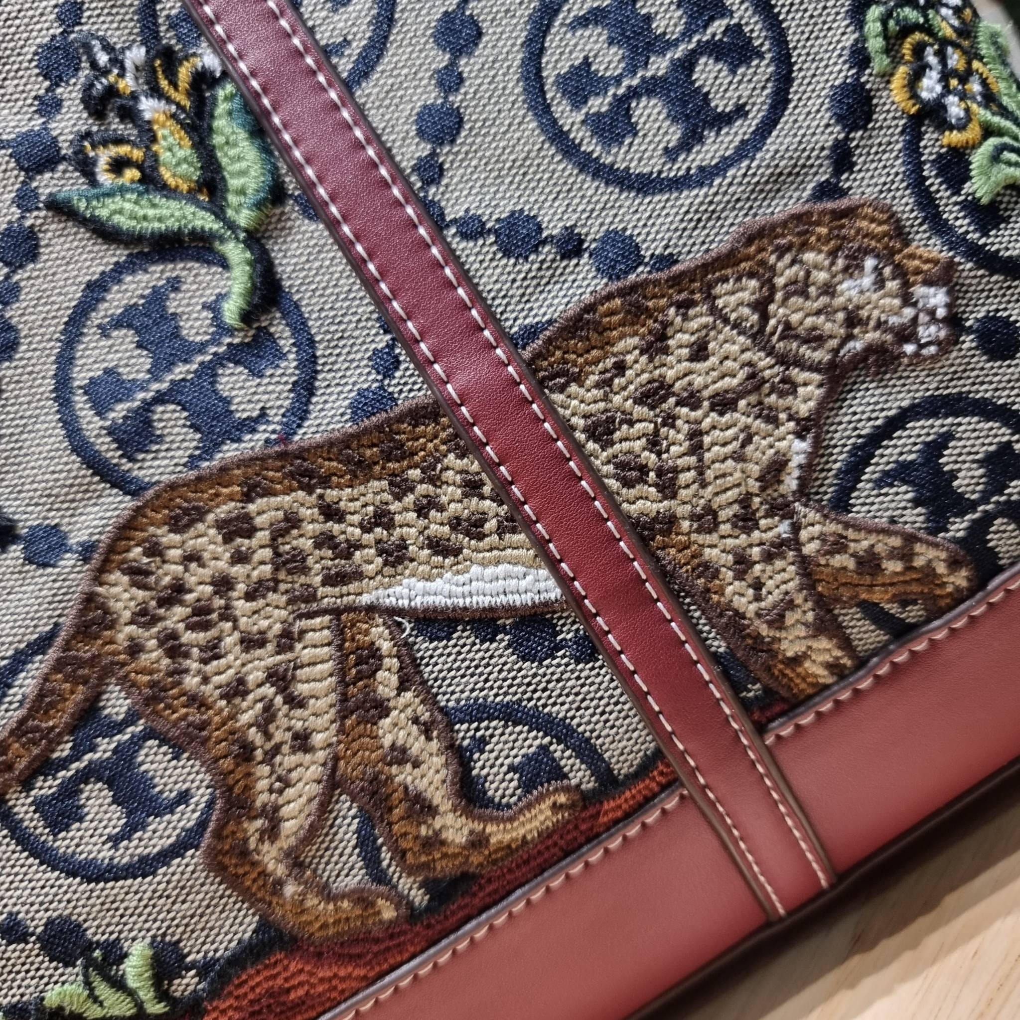 TORY TOTE BAG / TORY BURCH PERRY EMBROIDERED T MONOGRAM TRIPLE-COMPARTMENT TOTE BAG ใหม่ล่าสุด กับกระเป๋าทรงโท้ทใบใหญ่ ลวดลายโมโนแกรมสุดคลาสสิคที่ถูกดีไซน์รังสรรค์ด้วยงานปักสุดชิค น่าใช้ใจฟูแค่แรกเห็น ดีเทลดีงาม หูสะพายในตัว สะพายไหล่ได้แบบชิลๆ