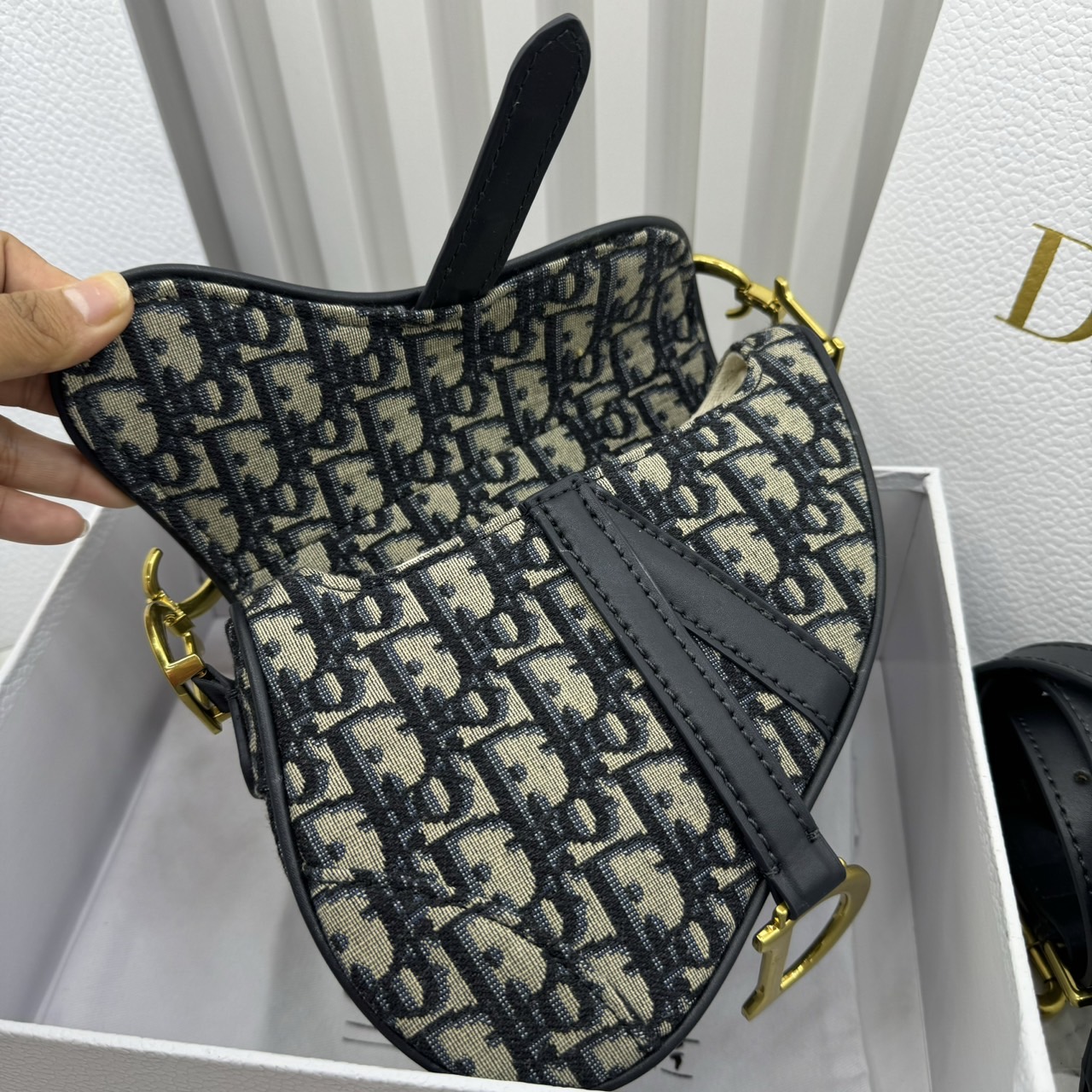 DIOR Mini Saddle Bag with Strap Blue Dior Oblique Jacquard / Black Grained Leather กระเป๋าสะพายทรงอานม้าเอกลักษณ์ของแบรนด์แห่งตำนานความหรู