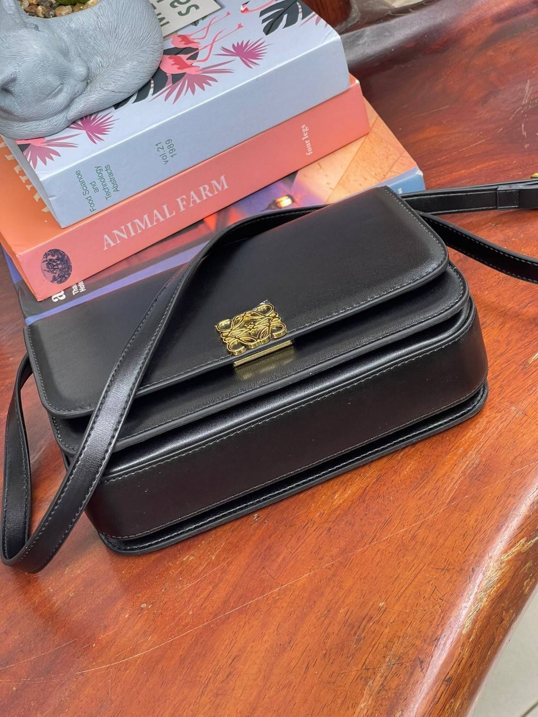 Medium : LOEWE Goya anagram leather shoulder bag กระเป๋าทรง GOYA รูปทรงกล่องอันคลาสสิกที่มาพร้อมรายละเอียดอันน่าค้นหา พร้อมด้วยโครงสร้างที่เปี่ยมไปด้วยสเน่ห์น่าค้นหา มีช่องใส่ของขนาดกว้างและเป็นทรงทำให้การจัดการสิ่งของต่างๆ ของสาวๆ นั้นง่ายดายมากยิ่งขึ้น 