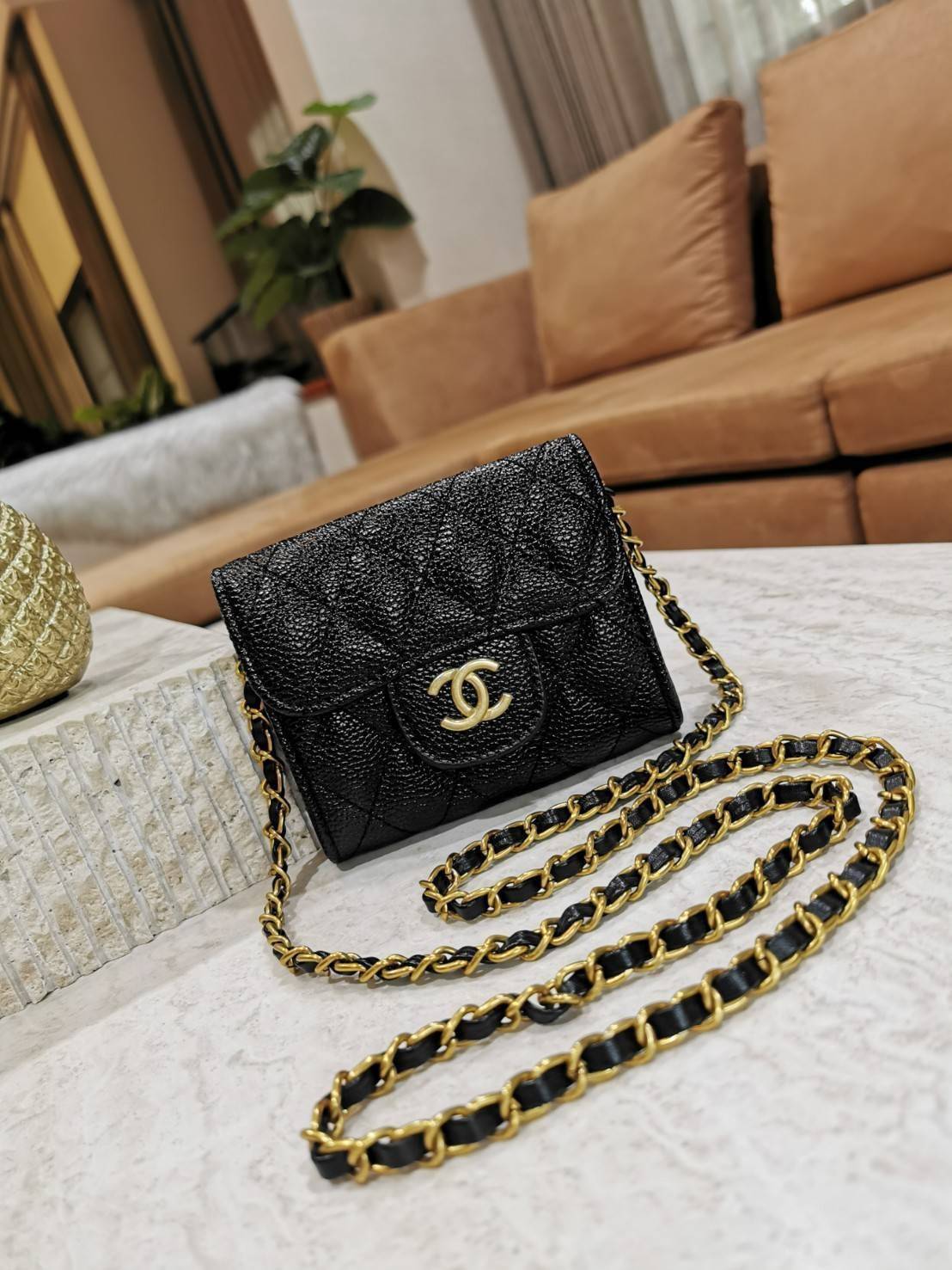 CHANEL BLACK CAVIAR BAG VIP GIFT WITH PURCHAS-GWP พรีเมี่ยมกิ้ฟ Chanel Lotte Duty Free! รุ่นยอดนิยมไอเท็มฮิตวัสดุหนังคาเวียร์สวยคลาสสิคเปิดปิดด้วยฝาปิดกระดุมด้านหน้ามีโลโก้แบรนด์อะไหล่ทองสวยหรูดูดีมาพร้อมสายโซ่ทองร้อยหนังจะสะพายไหล่ หรือ Crossbody ก็ดูดี 