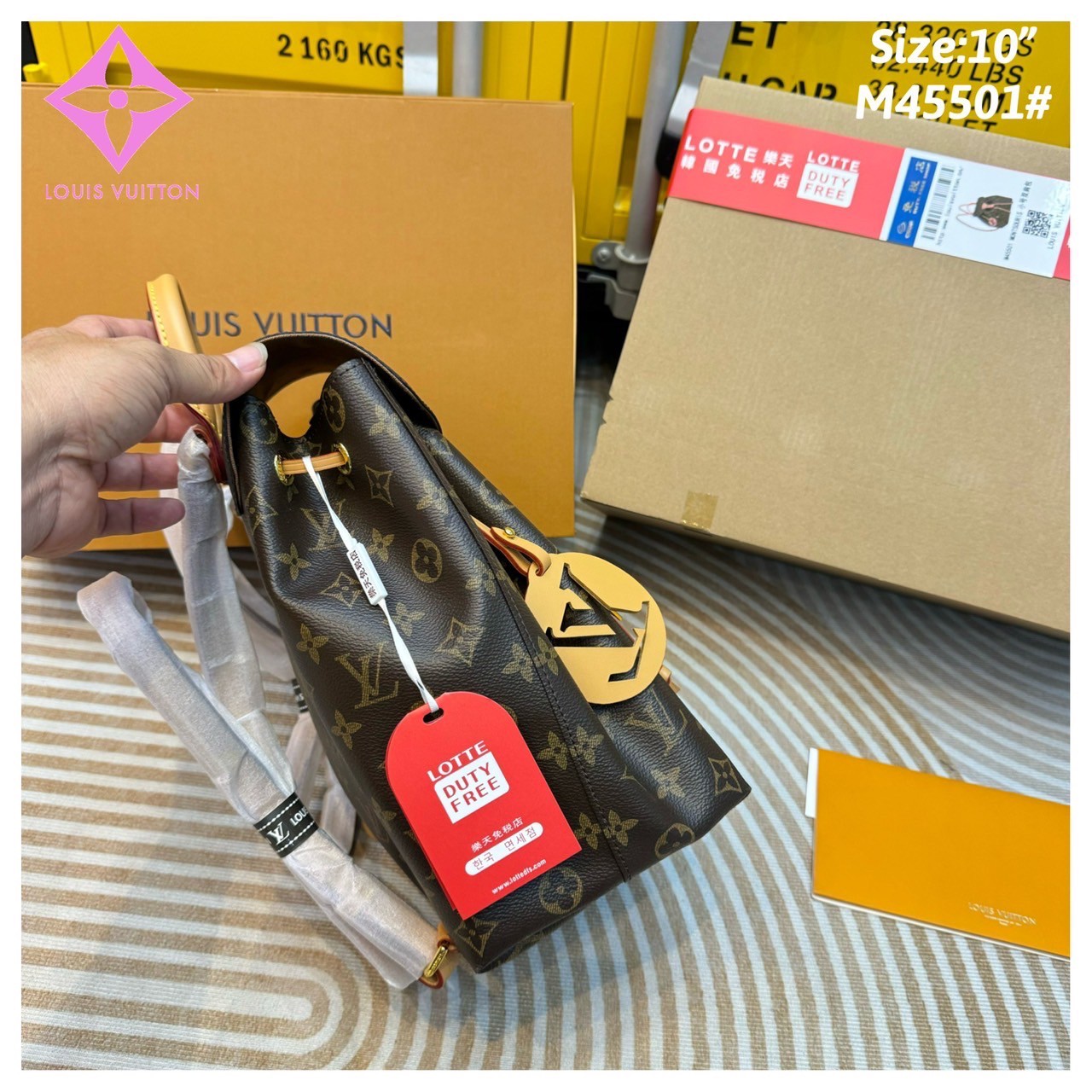 LV Montsouris PM Backpack กระเป๋าเป้ดีไซน์เรียบหรูเป็นเอกลักษณ์ จะถือหรือสะพายข้างก็สวยติดแกลม ขนาดกำลังสวยน่าใช้ตอบโจทย์แน่นอน