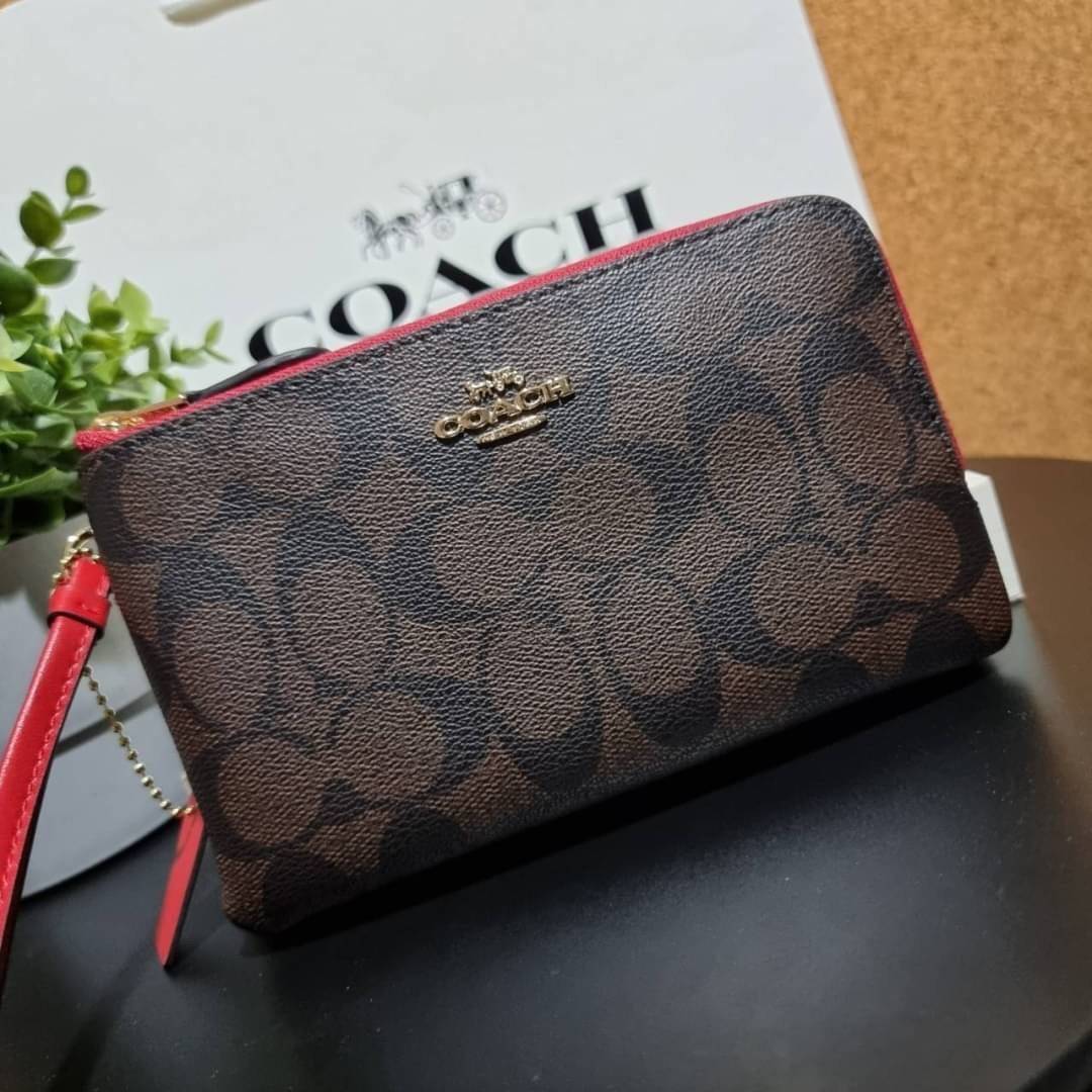COACH F87591 DOUBLE CORNER ZIP WALLET IN SIGNATURE COATED CANVAS คล้องมือรุ่น 2 ซิป!! มาแล้วจ้า 🌟🤗 ไซส์นี้คือเหมาะมือจริงๆ พกง่ายเช่นเคย ไม่ต้องกังวลว่าจะเกะกะหรือกินพื้นที่กระเป๋าหลัก วัสดุหนังแคนวาสเคลือบลาย มีช่องหลักแยก 2 ช่อง ภายในบุผ