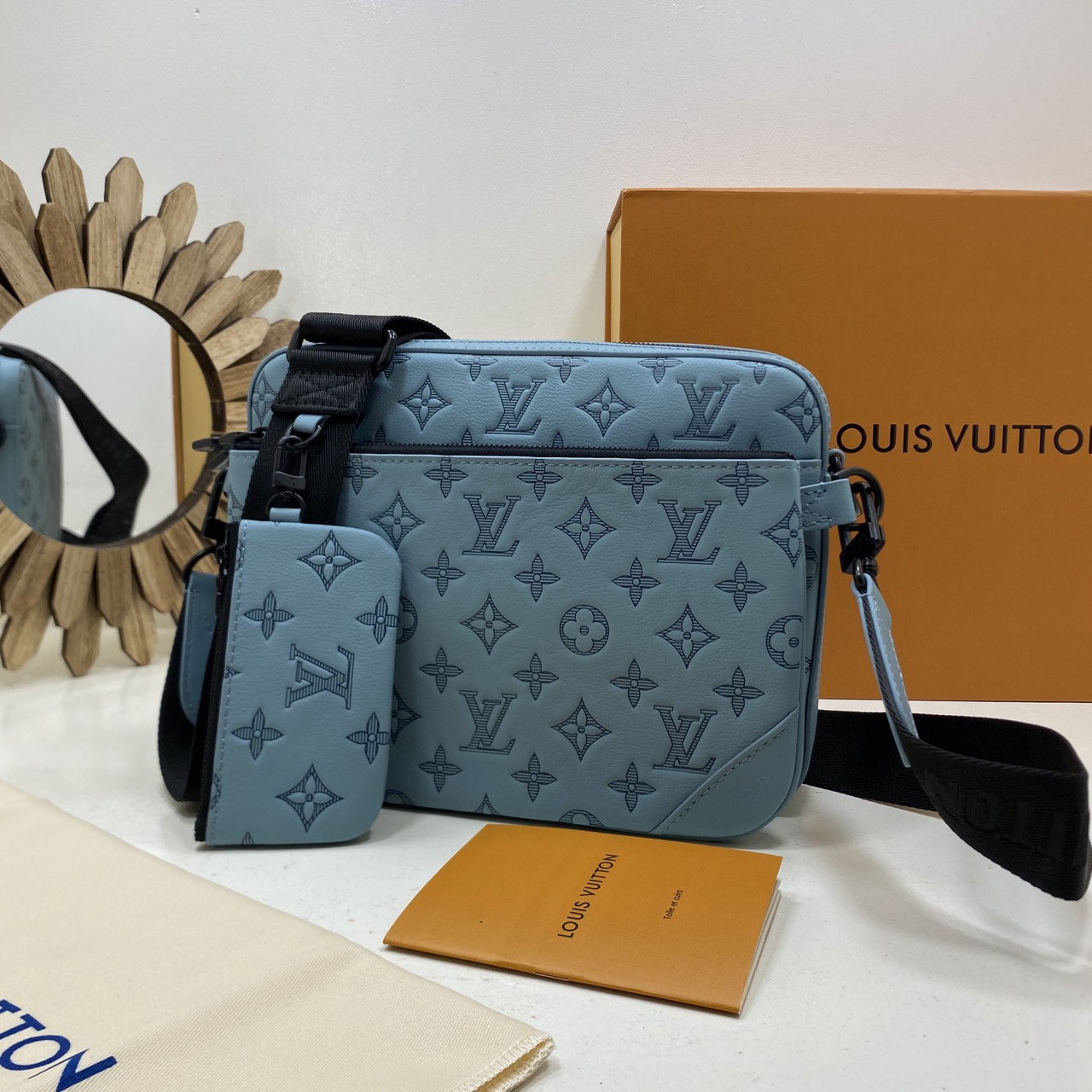 TOP ORI หนังแท้ | LV Trio Messenger Bag กระเป๋าสะพายทรงแมสเซ็นเจอร์ Monogram Shadow Sky Blue ดีไซน์ทันสมัยในโทนสีสปอร์ต เอกลักษณ์ของความหรู ไฮคลาสอย่างลงตัว