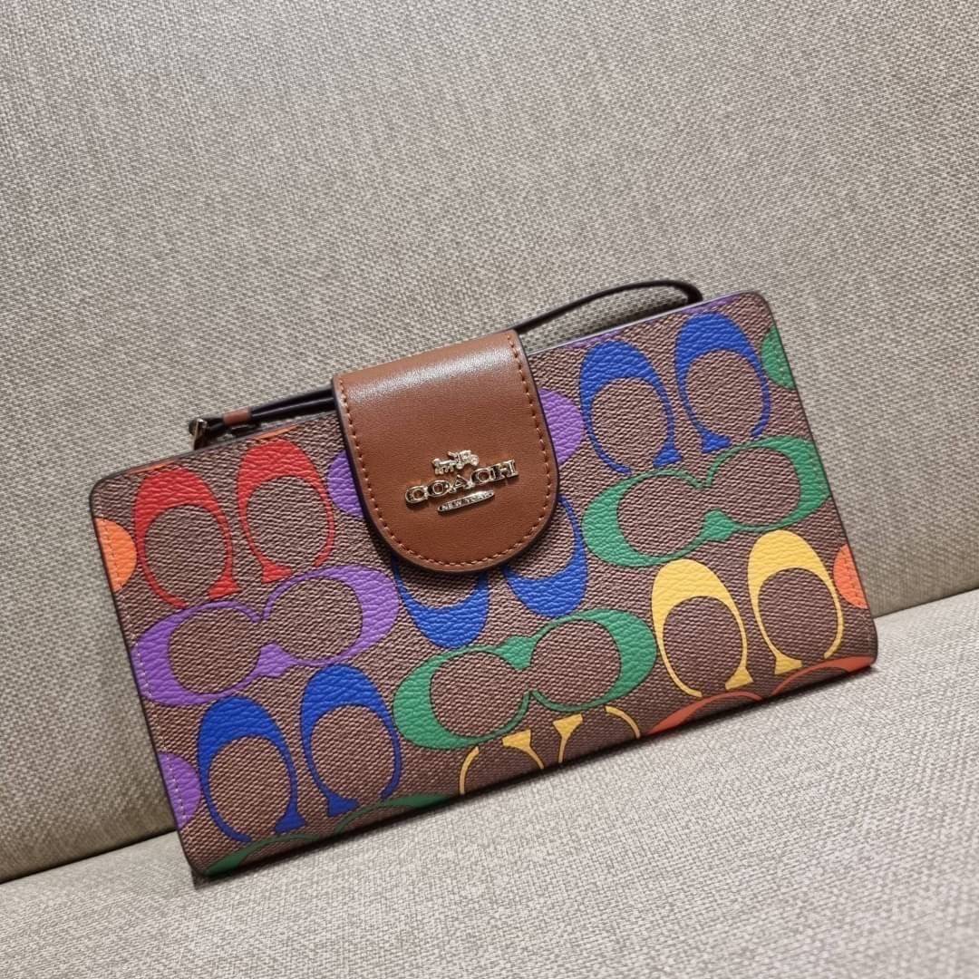 COACH C9944 TECH WALLET IN RAINBOW SIGNATURE CANVAS ดีไซน์ใหม่ คอลเลคชั่นสวยหรู กระเป๋าสตางค์พร้อมสายคล้องมือ ง่ายต่อชีวิตมากจ้า!! มันดี มันพร้อม มันสวยจริงจัง!! ใส่ได้ทั้งบัตร และโทรศัพท์ก็ใส่ได้ทุกรุ่น แถมยังมีช่องซิปแยกไปอีก ช่องเยอะไม่ต้องห่วงจริงๆ วั