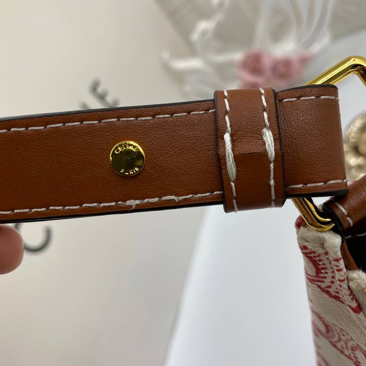 VIP GIFT 】หนังแท้ CELINE AVA BAG IN TRIOMPHE CANVAS AND CALFSKIN :RED กระเป๋าดีไซน์สวยหรูฮิตสุดในเกาหลี! หนังสวยอยู่ทรง เปิดปิดด้วยซิปแบรนด์สีทอง ภายในโล่งกว้างและจุสามารถใส่มือถือ กระเป๋าสตางค์ ของใช้ได้เยอะ สายสะพายหนังปรับได้อะไหล่ทองหรูมีโลโก้แบรนด์ ไ