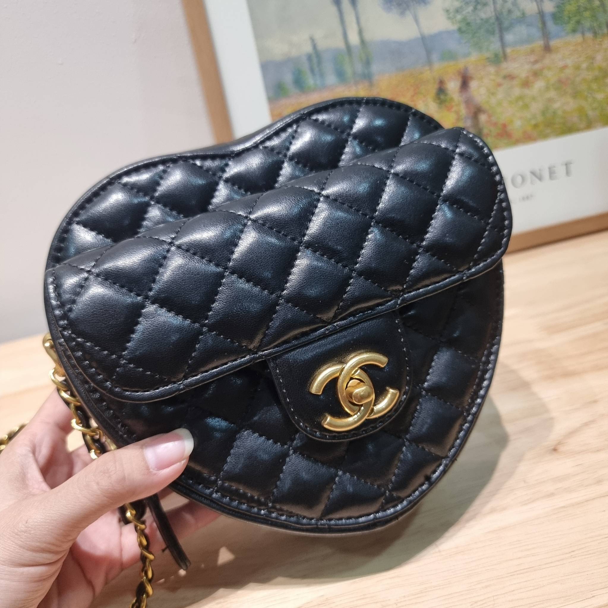 CHANEL Heart Bag Lambskin & Gold-Tone Meta สวยมาก มงลงมาก!! กระเป๋าสะพายสุดคิ้วท์ ที่ดีไซน์รูปทรงหัวใจไม่ซ้ำใคร น่ารักทุกสี น่าใช้ไปเลยแม่!! วัสดุหนังแกะฟอกสี เปิด-ปิดด้วยซิป ด้านหน้ามีช่องเก็บของจุกจิก ภายในเป็นช่องโล่ง ใส่มือถือ ใส่กระเป๋าสตางค์สั้นได้ 