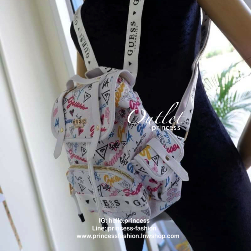 guess kacee front flap mini backpack กระเป๋าเป้สุด cool ด้านหน้าติดชื่อแบรนด์ เปิดปิดด้วยกระดุมแม่เหล็ก และรูดเชือกปิด ด้านหน้ามีช่องซิป และด้านข้างทั้ง 2ข้าง มีช่องใส่ของได้ รุ่นนี้น่ารักเว่อ วัสดุกันน้ำได้อีก ช่องด้านในใส่ของได้เยอะ และยังมีซิปอีกด้วย ส