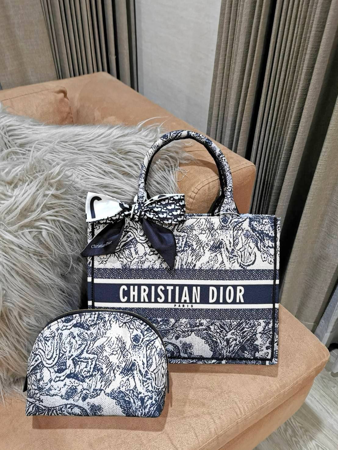 "ซื้อ1ได้ถึง2ใบ!" DIOR TOTEBAG WITH CLUTCH สวยหรูดูดี Setสุดคุ้มได้ทั้งกระเป๋า Dior Anagram Totebag + กระเป๋าคลัชเครื่องสำอาง + Dior Twilly สำหรับผูกกระเป๋าหรือผูกผมได้ ไอเท็มสุดฮิตสวยปังน่าใช้น่าสะสม มาพร้อมกล่องแบรนด์ จะซื้อใช้เองหรือมอบเป็นขอ