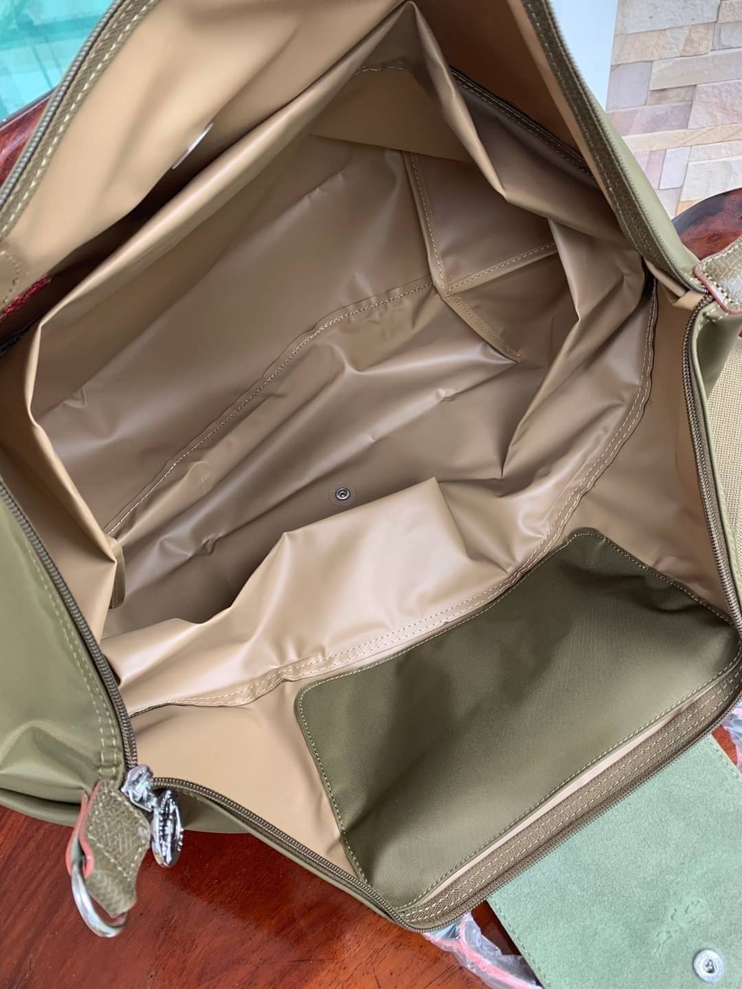 LONGCHAMP LE PLIAGE CLUB TRAVEL BAG กระเป๋าขนาดใหญ่สำหรับการเดินทาง เราเรียกที่นี้ว่า travelling bag รุ่นคลาสสิค มาพร้อมสายสะพายยาวที่ปรับและถอดออกได้ ความพิเศษของรุ่นนี้ที่ครองใจนักเดินทางทั่วโลก คือซิปรอบตรงกลางตัวกระเป๋า สามารถเปิดซิปเพื่อขยายขนาดและพั