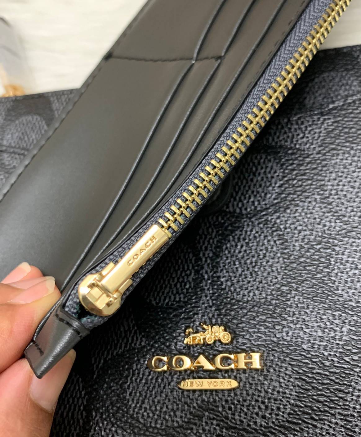 COACH Noa Pop-Up Messenger In Colorblock Signature Bag ((73316//37458//31864)) 💋ได้ไปสุดคุ้ม ไม่ผิดหวังแน่นอนจ้าา!! กระเป๋าแบบคลัท//สะพายข้างได้//ครอสบอดี้ร์ได้ วัสดุหนังแท้ หนังนิ่มสวยค่ะ ช่องหลักเปิดปิดแบบซิป ภายในกว้าง ใส่มือถือได้ทุกรุ่น;กระเป