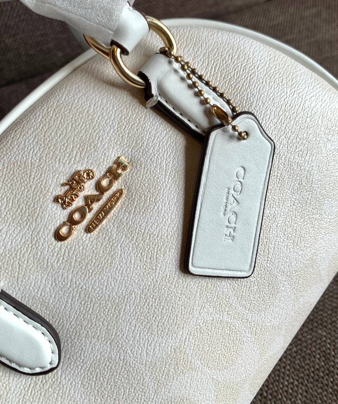 COACH SYDNEY SATCHEL BAG CA202 CA591 CB596 ใหม่ล่าสุด กับคอลที่สาวๆต้องหลงรัก กระเป๋าสะพายทรง satchel ที่มีรูปทรงดึงดูดสายตา สวยแรกเห็น วัสดุหนัง crossgrain พร้อมหูจับในตัว เปิด-ปิดด้วยซิป ภายในโล่งกว้าง ขนาดกำลังดี มีสายครอสให้ ปรับได้ตามชอบ ใบจริงลูกคุณ