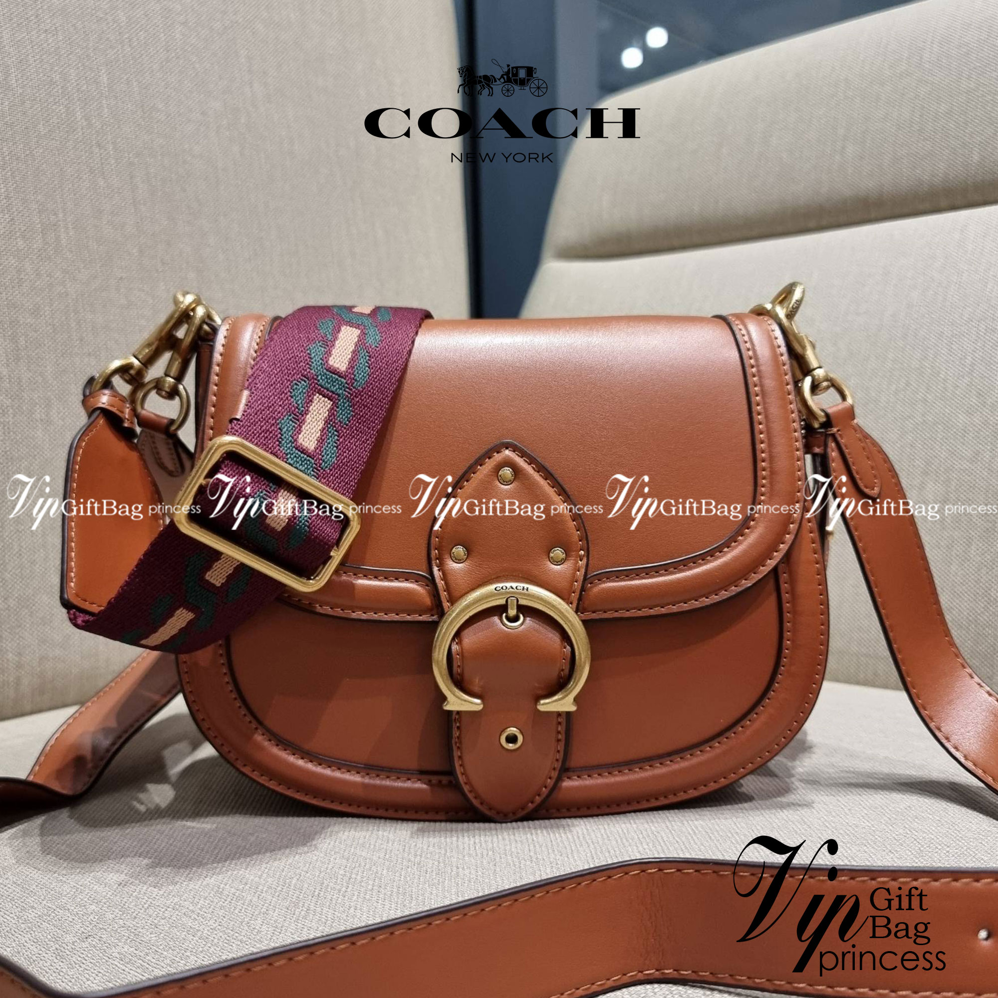 COACH C0749 BEAT SADDLE BAG The best item! ที่สาวๆรอคอย! ฮอตไฟลุก! สีหายาก ละมุนคุณหนู คอลเลคชั่นใหม่ ดีไซน์หรูหรา พิเศษมากๆมาพร้อมสายสะพาย 2 เส้น ใช้คู่กันหรือแยกสะพายก็สวยครบสูตร กระเป๋าสะพายทรง saddle คลาสสิค วัสดุหนัง glove-tanned ทนทาน เปิด-ปิดด้วยกร