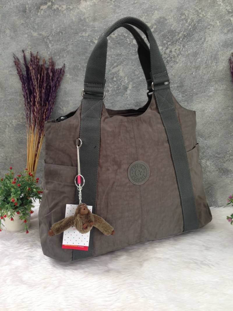 Kipling รุ่น Cicele กระเป๋าสะพายไหล่ใบใหญ่ สวยน่ารัก ตัวกระเป๋าด้านในเป็นช่องโล่งแบบปิดเปิดด้วยซิป มีช่องซิปด้านใน ด้านข้างกระเป๋า มี 2 ช่อง ปิดเปิด ด้วยเทป พร้อมที่ใส่โทรศัพท์ ปากกา และ MP 3 ในส่วนด้านใน และ ด้านข้างกระเป๋า ซ้าย-ขวา เป็นช่องขนาดเล็กสำหรั