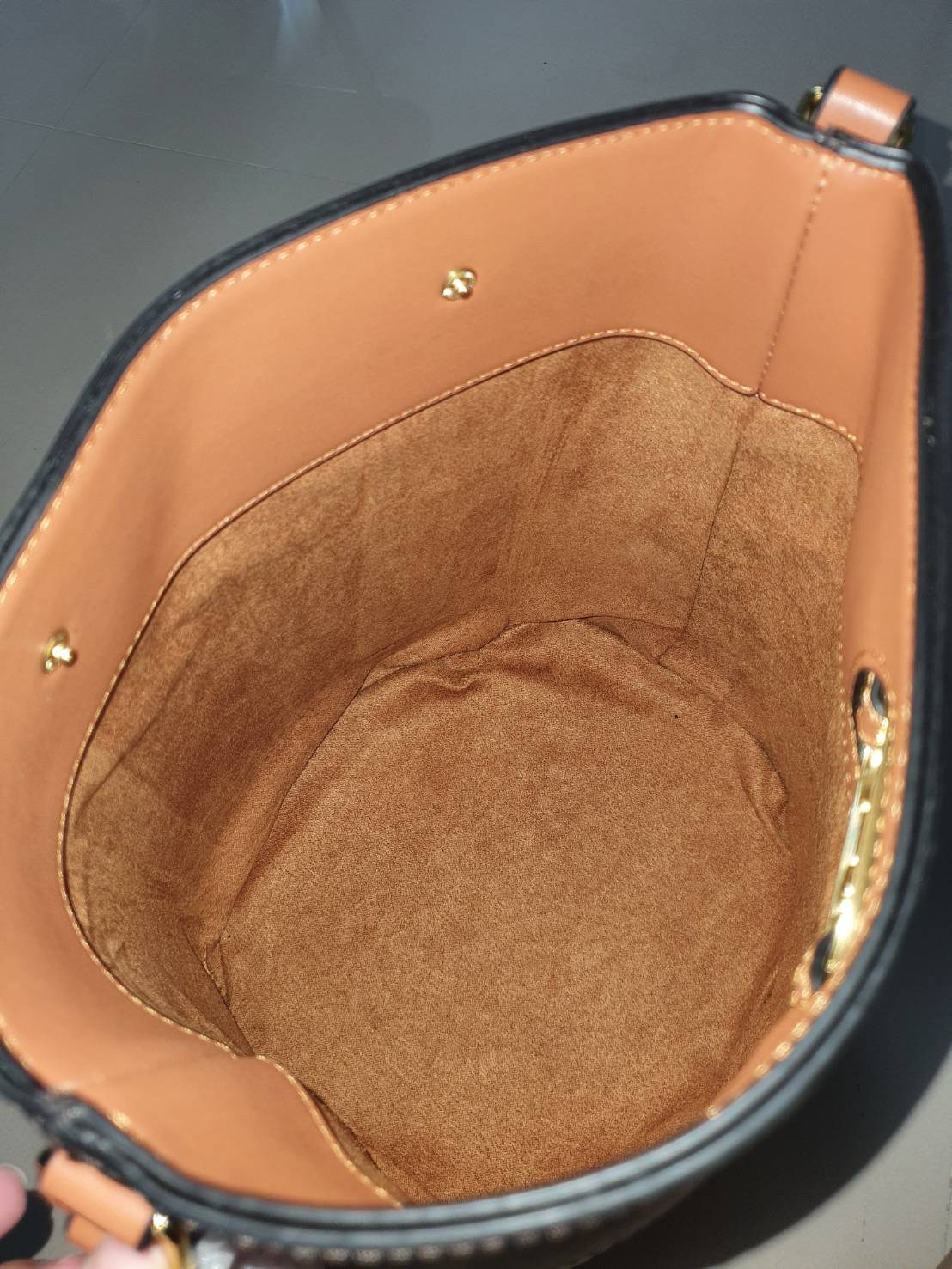 พรีเมี่ยมกิ๊ฟแท้ 100% 】CELINE BAG IN TRIOMPHE CANVAS AND CALFSKIN TAN VIP GIFT WITH PURCHASE (GWP) กระเป๋าสะพายไหล่/CROSSBODY ทรงสวยมีสไตล์เป็นเอกลักษณ์ตัวกระเป๋า ด้านหน้าประดับโลโก้แบรนด์สีทอง