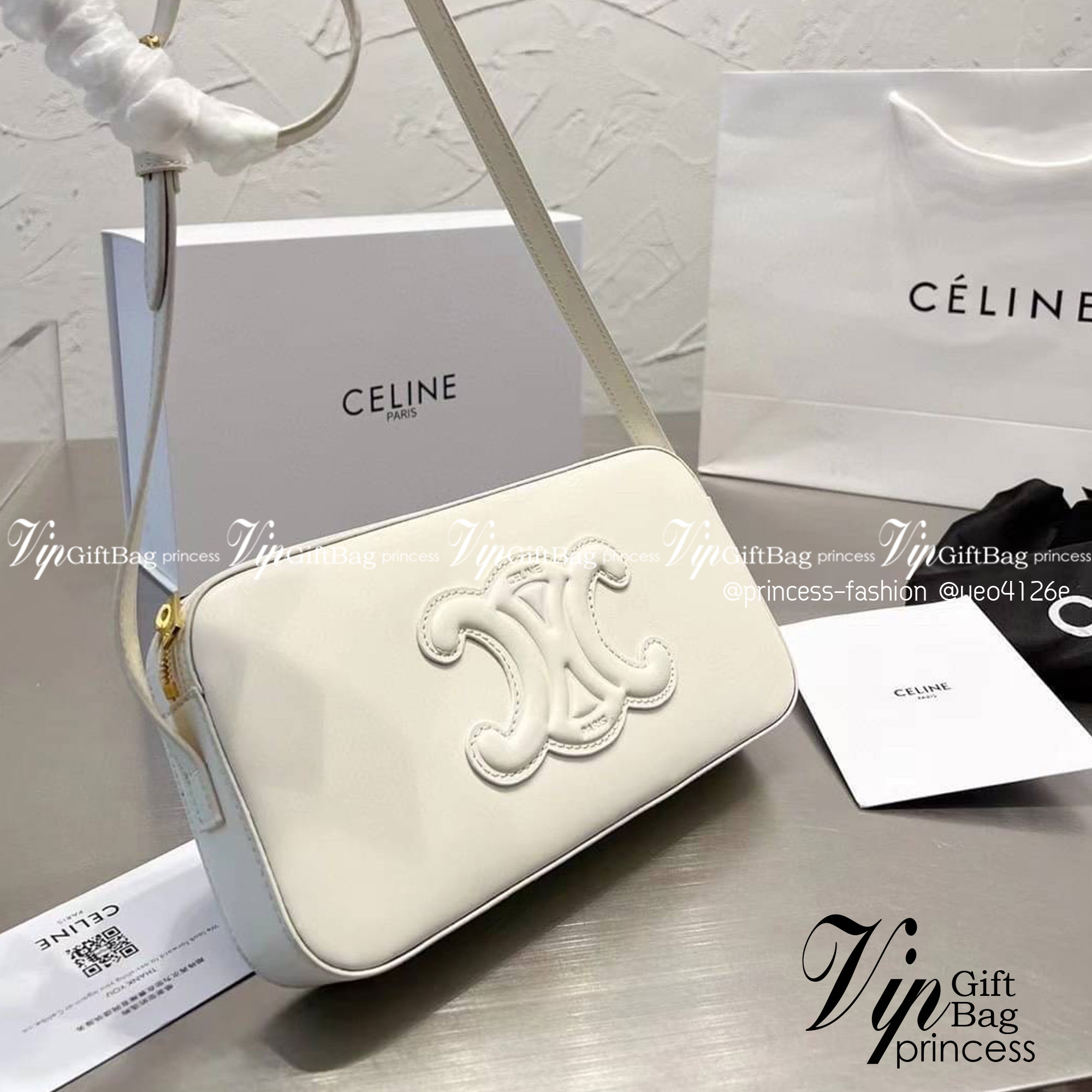 CELINE Cuir Triomphe Camera Bag / CELINE CAMERA SHOULDER BAG CUIR TRIOMPHE in smooth calfskin กระเป๋าสะพายเซลีนทรงมินิมอล ทรงสี่เหลี่ยมผืนผ้าที่อัดแน่นไปด้วยกลิ่นอายความคลาสสิกตามแบบฉบับแบรนด์ เพิ่มความหรูหราและโดดเด่นด้วยการตกแต่งด้วยโลโก้เด่นชัดด้านหน้า