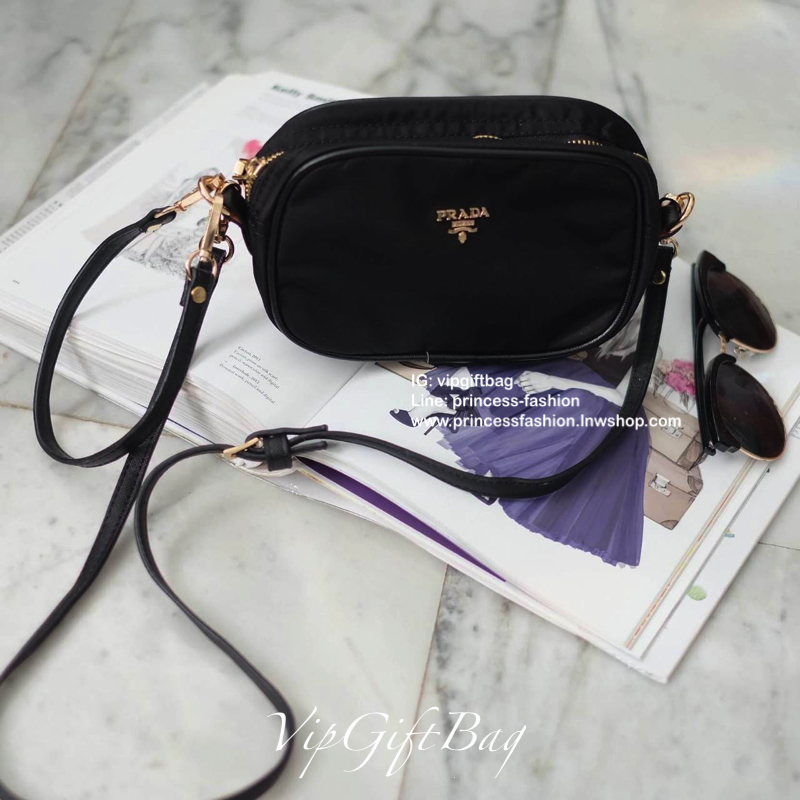 รุ่นขายดีที่สุด *ใส่มือถือได้ทุกรุ่น *มีสายให้สองแบบ กระเป๋าทรง mini crossbody จากงานพรีเมี่ยมกิ้ฟแบรนด์ดัง PRADA วัสดุ Nylonสุดหรูอย่างดี สามารถกันน้ำได้ ทั้งใบ ขนาดกำลังดีน่ารัก🐰 ด้านในมีช่องแบ่งใส่ของใส่ของจุกจิกได้ ใส่โทรศัพท์ได้ทุกรุ่น คสอ. ใ