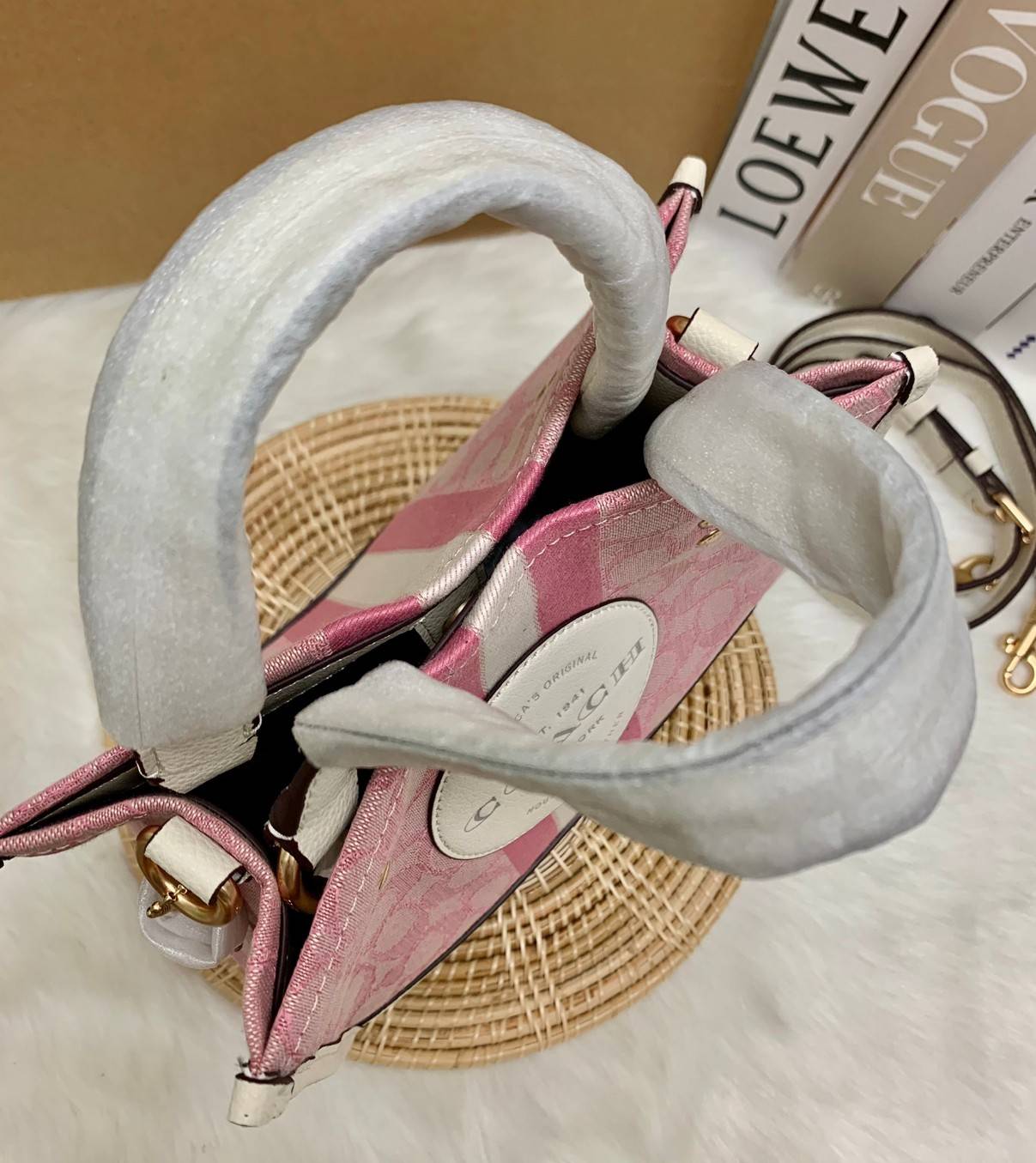 ใหม่ล่าสุด อดใจยังไงไหว💋 COACH Dempsey Field Tote 22 ((C5268//C5115)) พร้อมส่งความสวยที่ไทยค่ะ! กระเป๋าทรง Tote ขนาดพอเหมาะลำตัว พกพาง่ายสะดวกได้กับทุกๆวัน ด้านหน้าปั้มโลโก้แบรนด์ตัวใหญ่สวยค่ะ;เปิดปิดกระเป๋าแบบกระดุมแม่เหล็ก ภายในใส่กระเป๋าเงินใบย