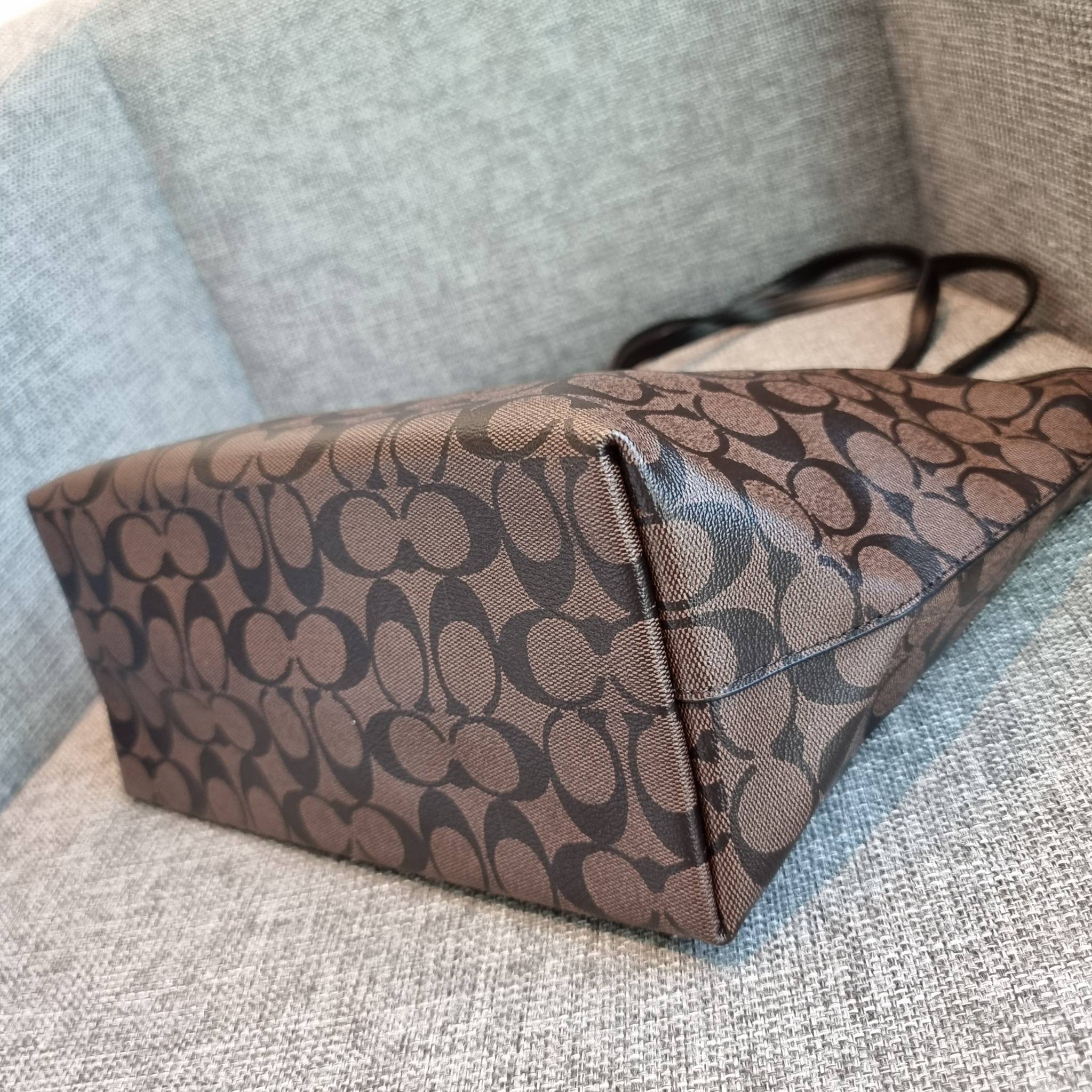 OUTLET 】COACH F58292 CITY ZIP TOTE IN SIGNATURE 16" รุ่นขายดี!! ไซส์ใหญ่ สีสวยมาให้แบบจัดเต็ม!! กระเป๋าถือทรงโท้ทใบใหญ่ สวยน่าใช้ทุกสี สะพายคล้องไหล่ได้เก๋ๆ จุของแน่นๆไปเลยจ้า!! วัสดุหนังแคนวาสคุณภาพ ปากกระเป๋าเปิด-ปิดด้วยซิป กันของหล่นได้ ถือไปไหนก็