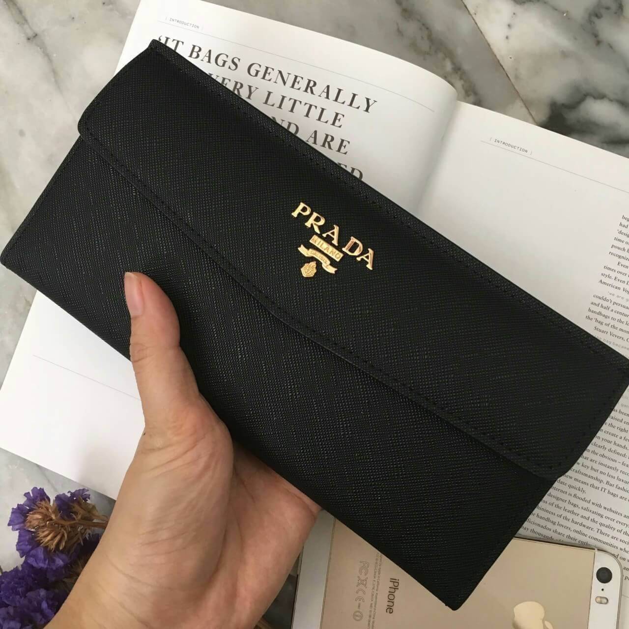 Wallet ยาวแบบพับกระดุม ก็มาแล้วน้าาา **สวยมากกกก ได้กระเป๋าอเนกประสงค์ทงานพรีเมี่ยมกิ้ฟ จากเคาเตอร์ต่างประเทศ จากแบรนด์ PRADA มาค่า เป็นกระเป๋าหนังใบยาว ลายหนัง saffiano ตามแบบฉบับของแบรนด์เลย มีช่องใส่บัตร ถึง 12 ช่อง และช่องซิปใส่ของจุกจิกได้คะ ขนาดกำลั