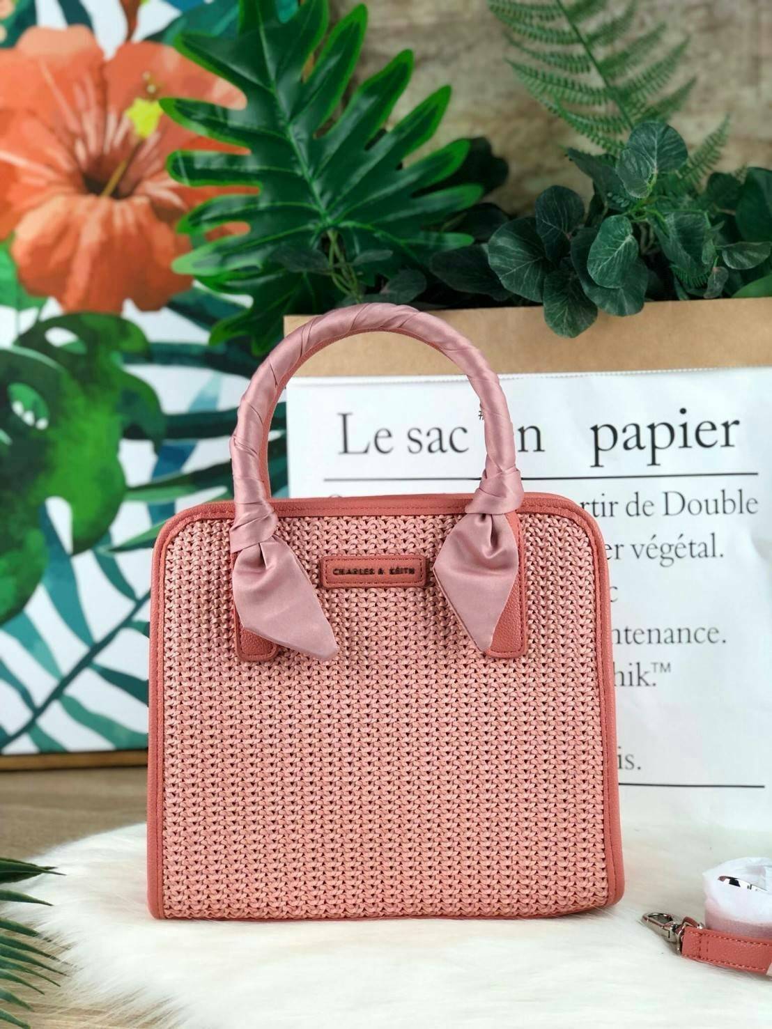 CHARLES & KEITH SATIN SCARF WRAPPED WOVEN BAG กระเป๋าถือ/สะพายอยู่ทรง มีผ้าพันหูกระเป๋าให้ 1 เส้น มีหมุดรองฐานทั้ง 4 มุม ที่ด้านหน้าทำ texture สวยงาม เปิดปิดด้วยกระดุมแม่เหล็ก ด้สนในมีช่องซิปเล็ก 1 ช่อง รุ่นนี้จุของได้เยอะ ใส่ iPad mini ได้สบายๆค่า สายสะพ