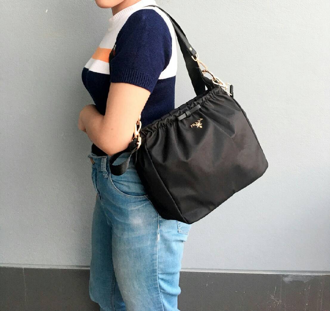 อีกหนึ่งรุ่นขายดีคะ! งานพรีเมี่ยมกิ้ฟ Prada nylon รุ่น Limited edition มาละค้า กระเป๋าทรงสวย จับจีบปากกระเป๋า ดีมาก วัสดุผ้าNyonกันน้ำ ตามแบบฉบับแบรนด์ เปิด/ปิดด้วยซิป ภายในเย็บติดป้ายหนังแบรนด์ มีช่องซิปเล็ก1 สามารถใส่ของจุกกจิกได้ สามารถใส่IPad mimiได้ 