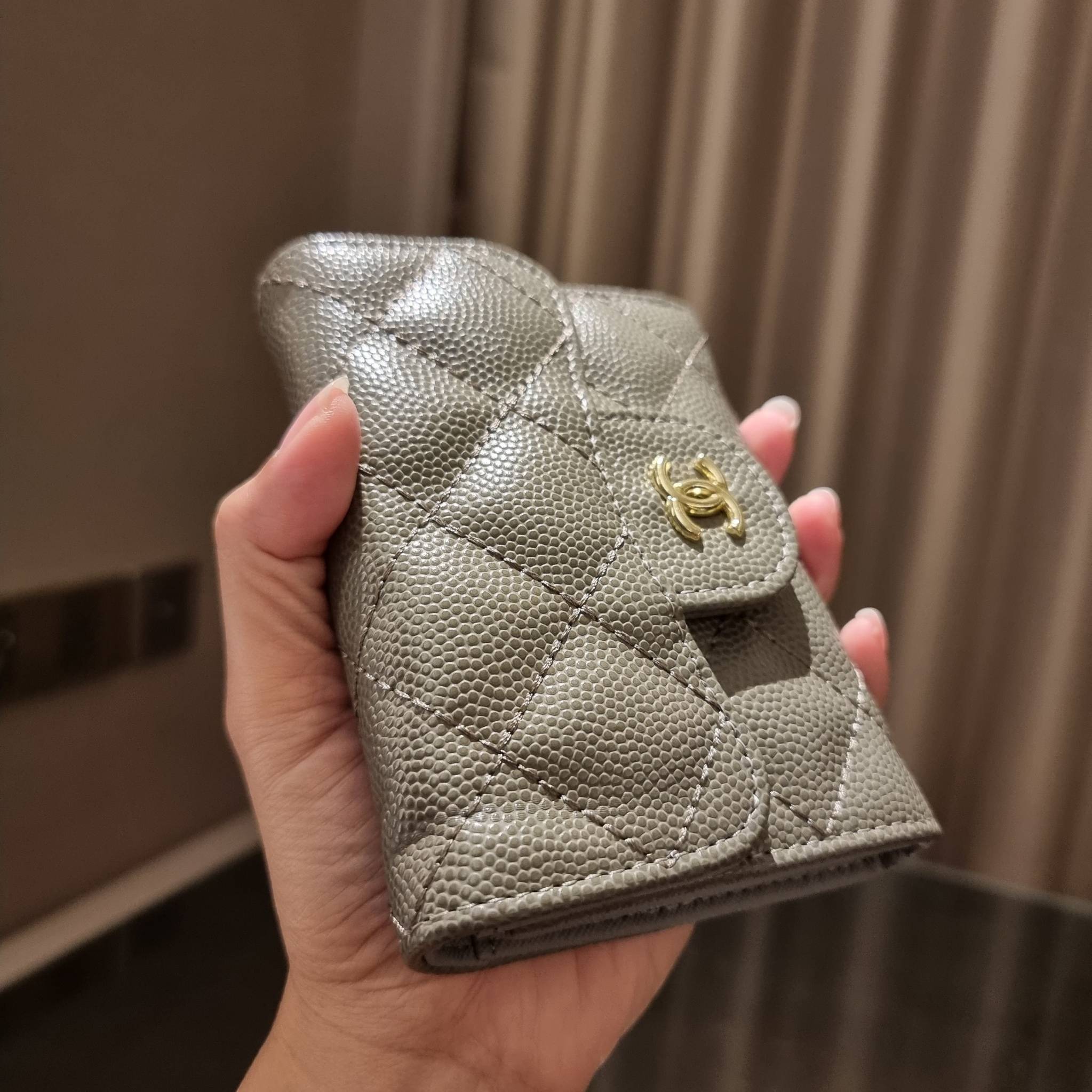 VIP 】มาแล้วจ้า!! รุ่นแนะนำ!! ฮิตติดใจสาวๆ!! กระเป๋าสตางค์ใบสั้นรุ่นฝาพับ จาก Chanel premium for gift เรียบหรู ดูไฮน์ วัสดุหนังสังเคราะห์ลายคาร์เวีย ด้านในเป็นหนังซาฟเฟียโน่ เปิด-ปิดด้วยกระดุมแม่เหล็ก ภายในกระเป๋ามีช่องใส่บัตร ใส่ธนบัตรได้ ดีไซน์เรียบหรูตา