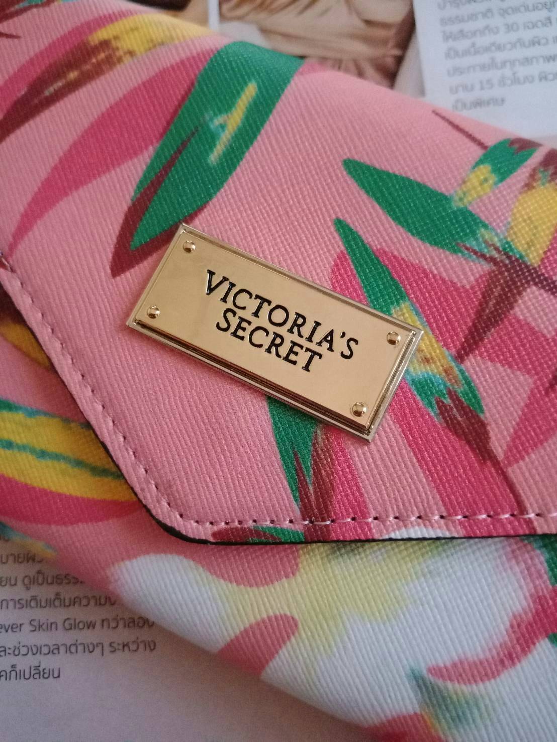 กระเป๋าสตางค์ลาย signature จากแบรนด์ฮิตอย่าง Victoria Secret โทนสีชมพู ขนาดกะทัดรัด เปิดปิดด้วยฝาพับกระดุม แบบสามตอน ด้านในมีช่องใส่ธนบัตรยาวได้ ใส่บัตรหลายช่อง แถมยังมีช่องซิปใหญ่อีกหนึ่งช่อง เพิ่มความเก๋ด้วยช่องใส่รูปตรงกลาง สวยครบจบทุกฟังค์ชั่น ให้เป็น