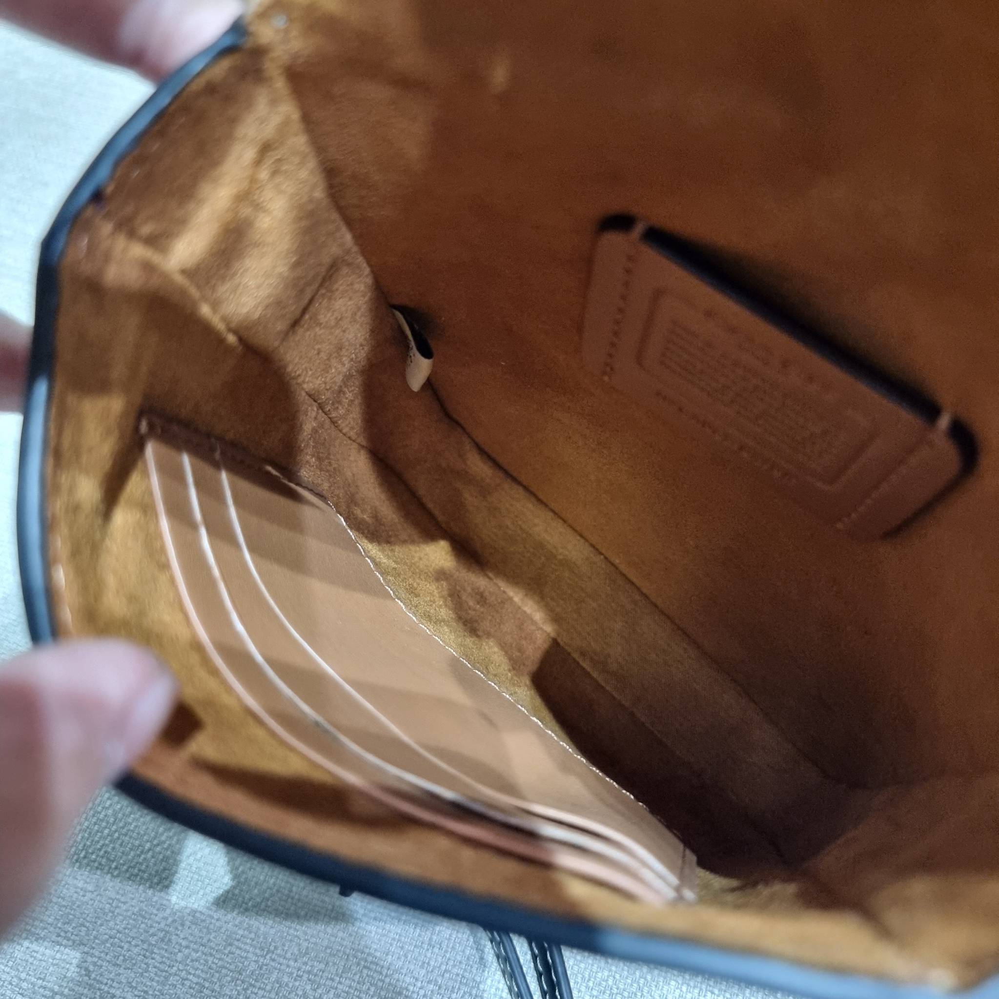 COACH CA057 TALL STUDIO CROSSBODY กระเป๋าสะพายข้างไซส์มินิ ดีไซน์ลูกคุณหนู น่ารักที่สุด!! น่าใช้ไม่อยากวาง!! ดีไซน์รูปทรงกำลังสวย ใช้งานสะดวกด้วยตัวกดเลื่อนล็อค วัสดุหนังแท้ สวยคม มาพร้อมสายสะพายข้างในตัว ใส่ของสำคัญแบบพกพาสะดวก ดีต่อใจจริงๆใบนี้ แนะนำไม่