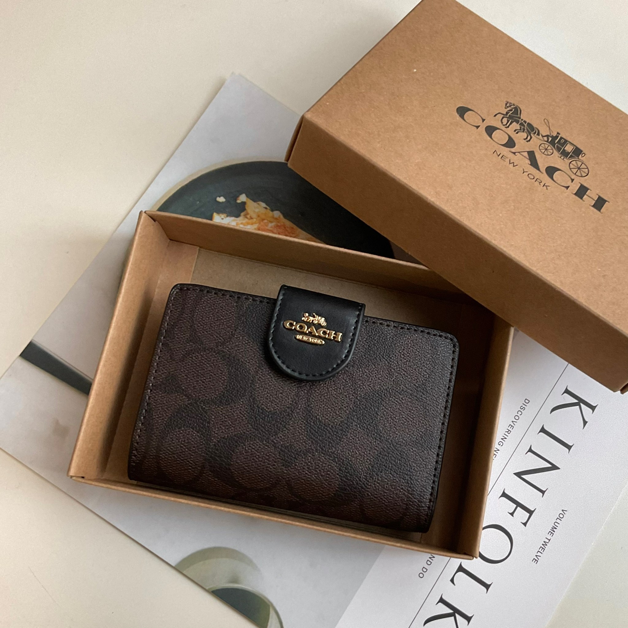 COACH SMALL WALLET IN SIGNATURE CANVAS กระเป๋าสตางค์ใบกลาง แบบพับสองตอน หน้าจดหมาย เปิดปิดด้วยกระดุมปั้มแบรนด์ ด้านในมีช่องใส่บัตรหลายช่อง พร้อมช่องใส่รูป และช่องใส่ธนบัตร ด้านหลังมีช่องซิปเหรียญอีกหนึ่งช่อง น้ำหนักเบา พกพาสะดวก อะไหล่ทองสุดหรู ห้ามพลาดค่