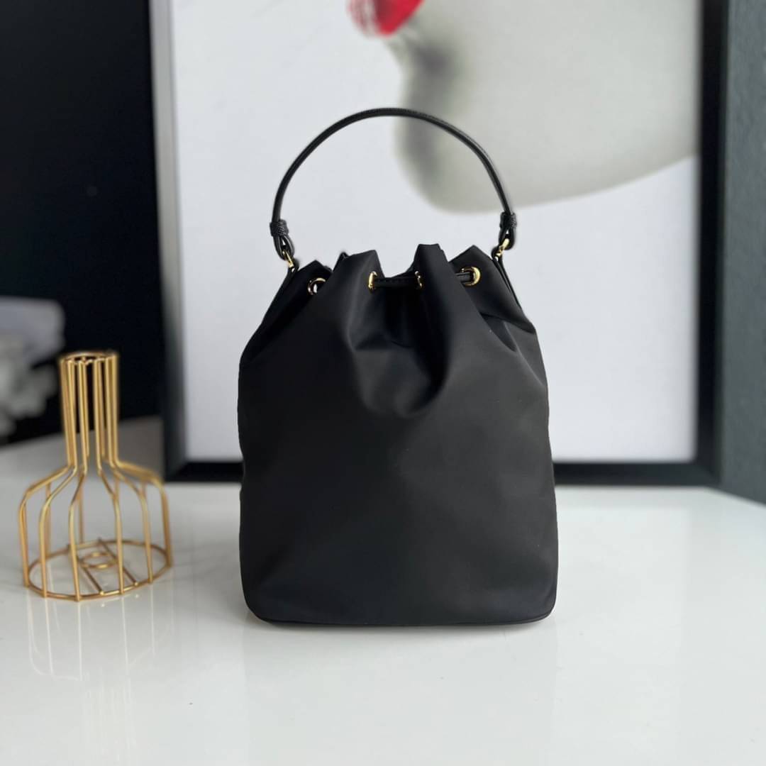 Prada Duet Re-Nylon Bucket shoulder bag / Prada Nylon bucket bag Pastel เกรดใช้สลับใบจริง ออริจินอล ใช้งานต่างประเทศได้ น้องสาวสุดสวยมาให้จับจองอีกหนึ่ง สีพาสเทลน่ารักละมุนมากๆ ค่ะ กระเป๋าสะพายข้าง ทรงขนมจีบ ไซส์มินิ ขนาดน่ารักน่าใช้มาก วัสดุขอบหนังแท้ แล