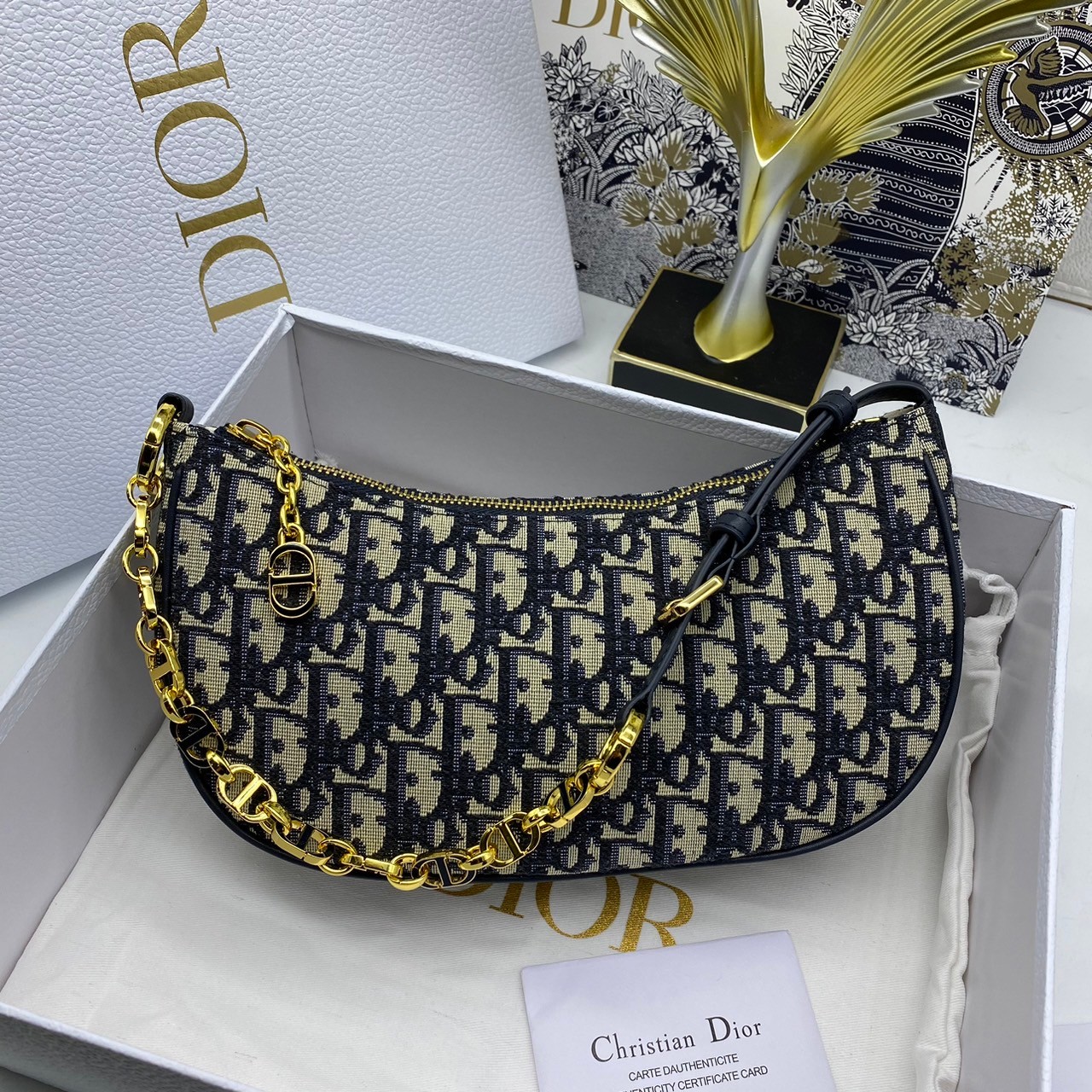 DIOR CD Lounge Bag Blue Oblique Jacquard / Dior pochette คอลใหม่ 2023 กระเป๋าสะพายทรงพอช คล้องแขน หรือสะพายไหล่ได้ ภายในเป็นช่องโล่ง สวยหรู อย่าพลาดกันน้า!!