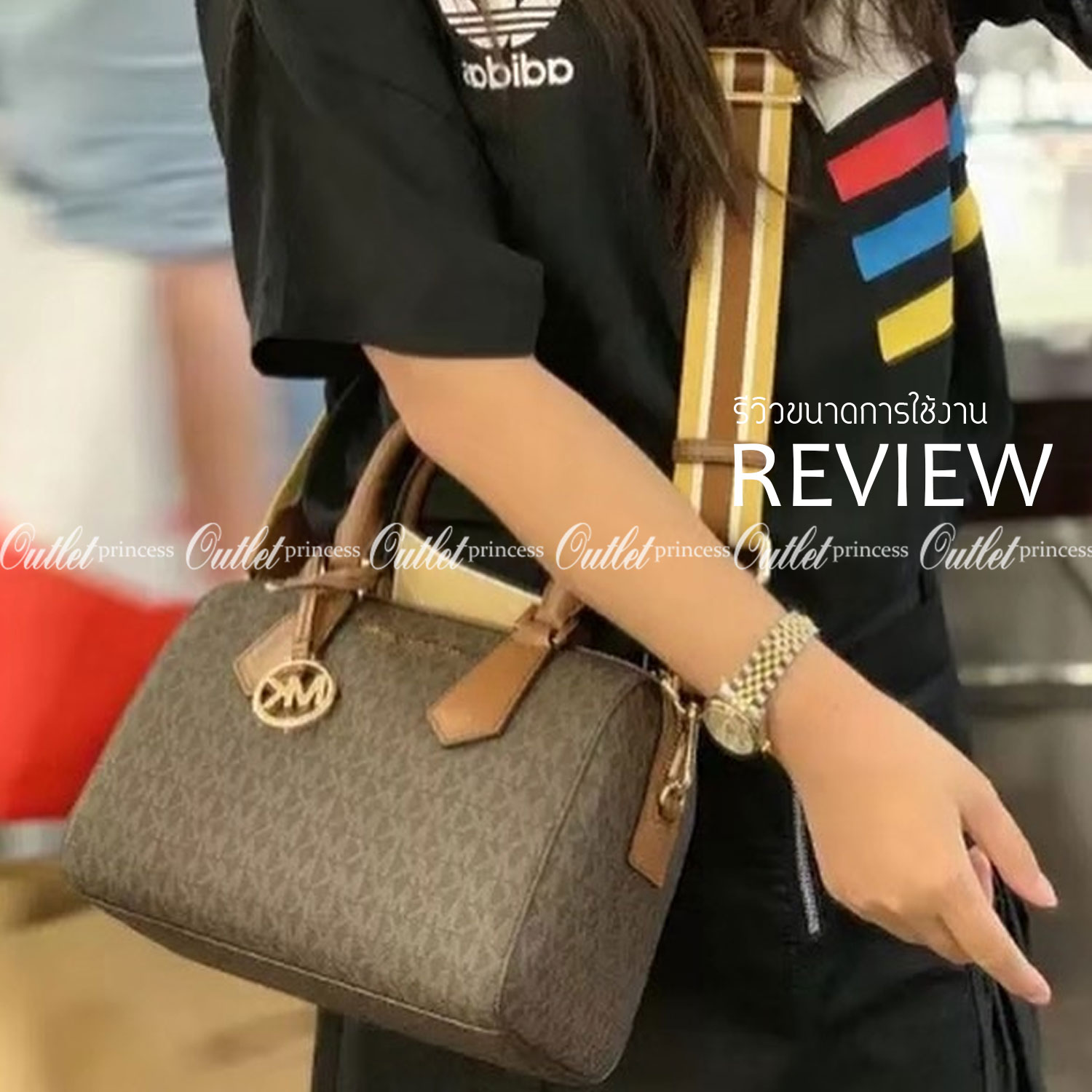 MICHEAL KORS HAYES DUFFLE BAG กระเป๋าสะพายทรงหมอนยอดฮิต ขนาดกลาง วัสดุหนังสังเคราะห์ปั้มลาย MK ทั้งใบ สวยอยู่ทรง ประดับโลโก้แบรนด์ด้านหน้า ด้านในบุผ้าไนลอน มีช่องซิปอีกหนึ่งช่อง สามารถใส่กระเป๋าสตางค์ใบยาว มือถือ iphone เงิน ของจุกจิกได้ มาพร้อมแท็กห้อยสุ